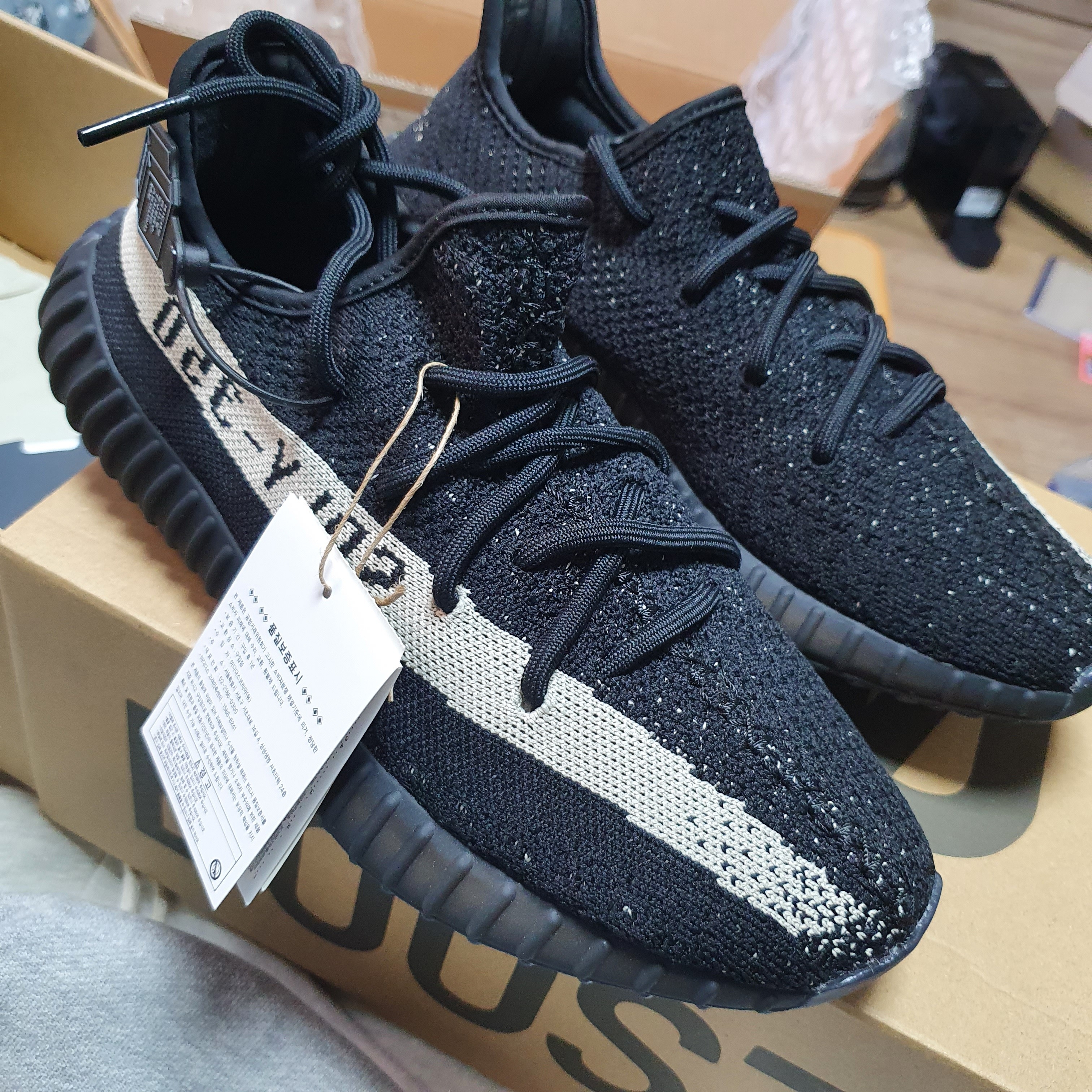 Adidas Yeezy Boost 350 V2 Core Black White 2022 착용 스타일