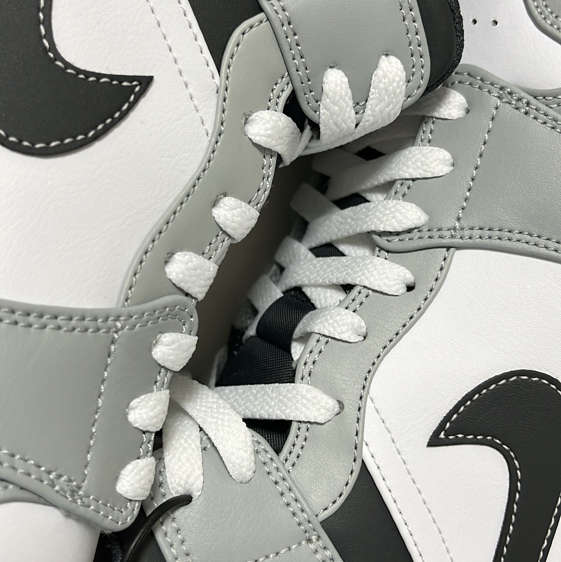 Jordan 1 Mid Light Smoke Grey Anthracite 착용 스타일 - 1