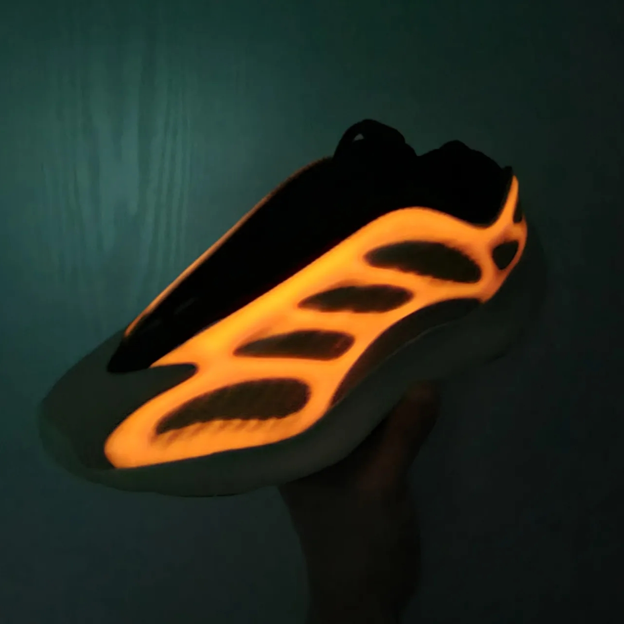 Adidas Yeezy 700 V3 Mono Safflower 착용 스타일 - 1
