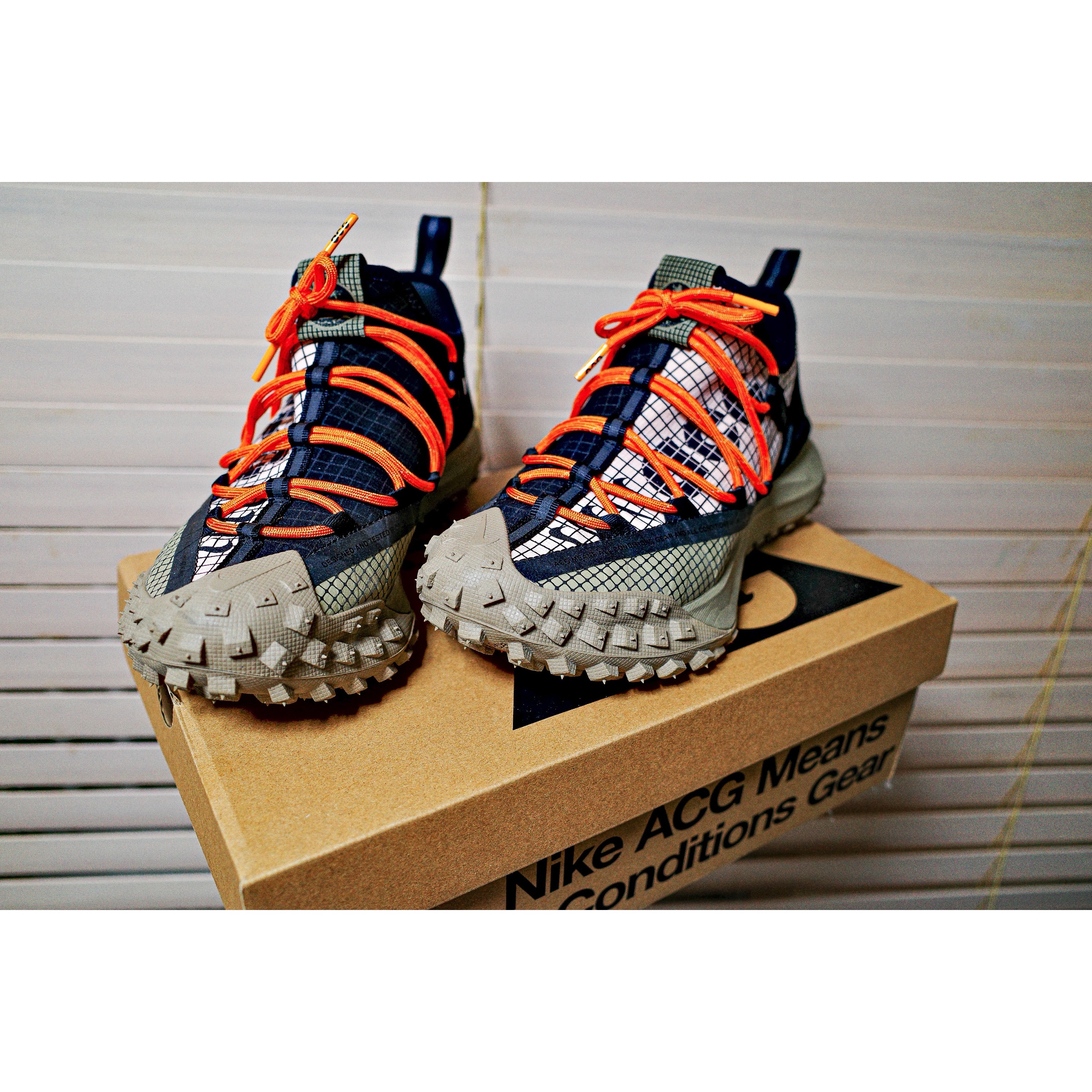 Nike ACG Mountain Fly Low Fossil Stone 착용 스타일