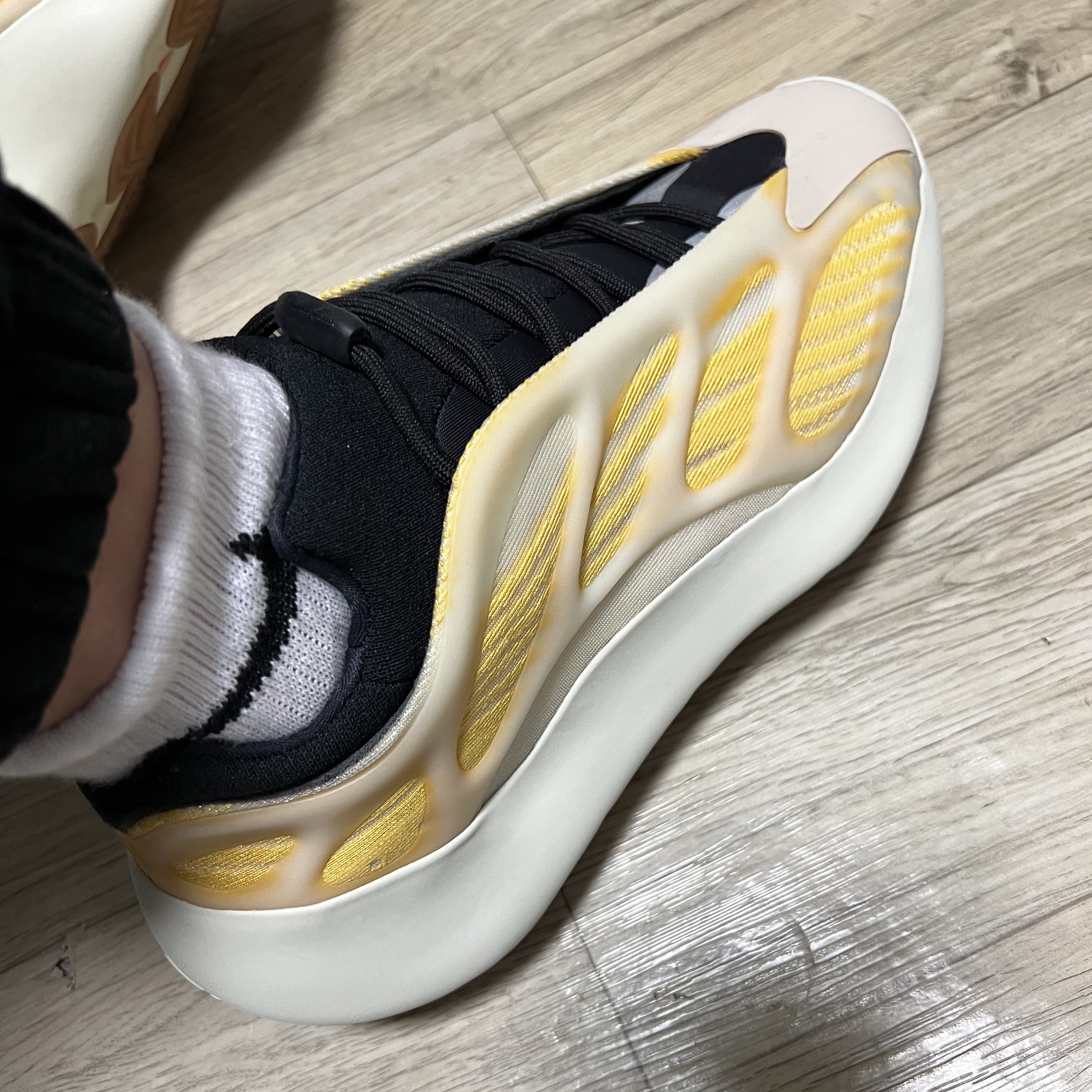 Adidas Yeezy 700 V3 Mono Safflower 착용 스타일 - 5
