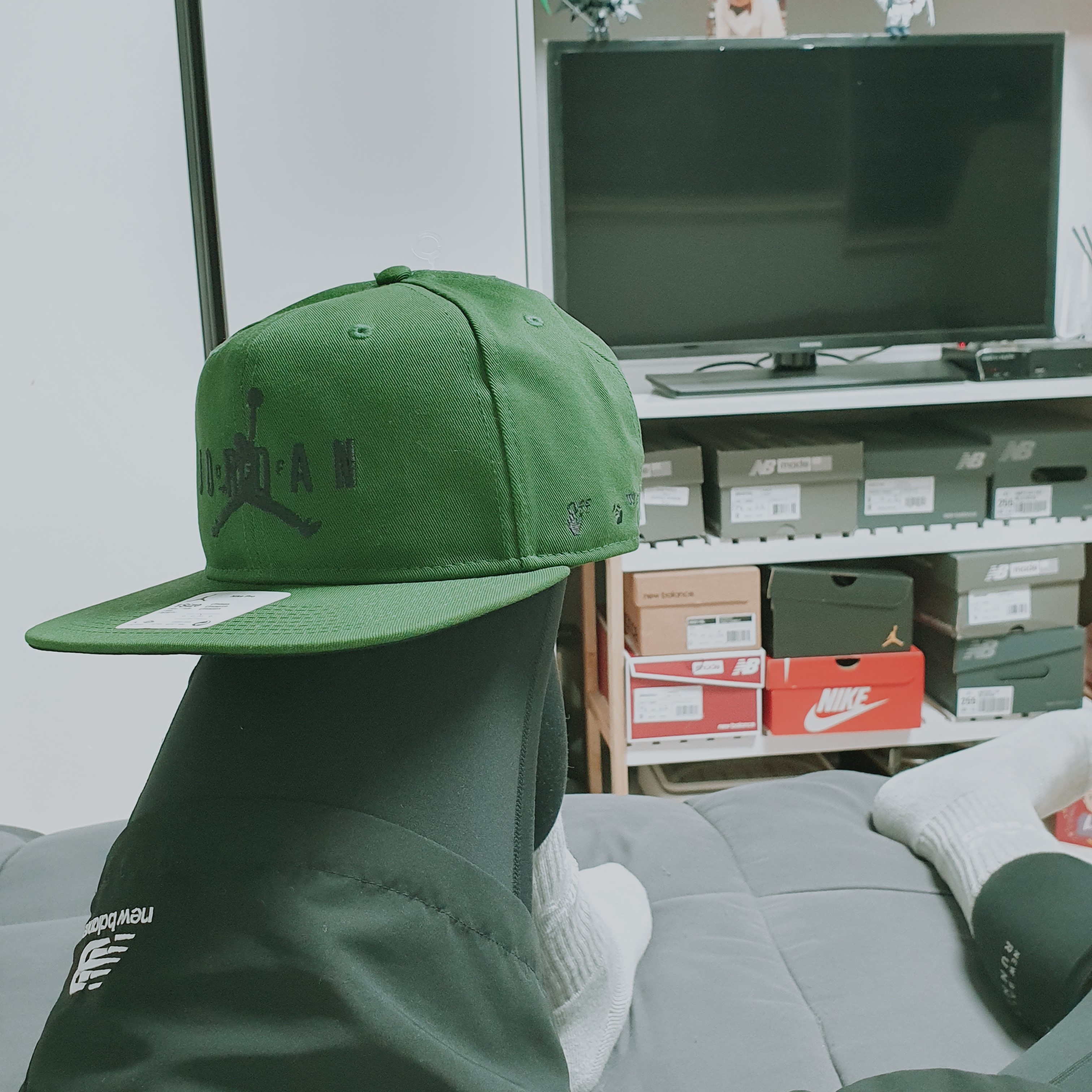 Jordan x Off-White Pro Jumpman Air Cap Forest Green, IAB Studio Socks Pack White Gray Brown 착용 스타일