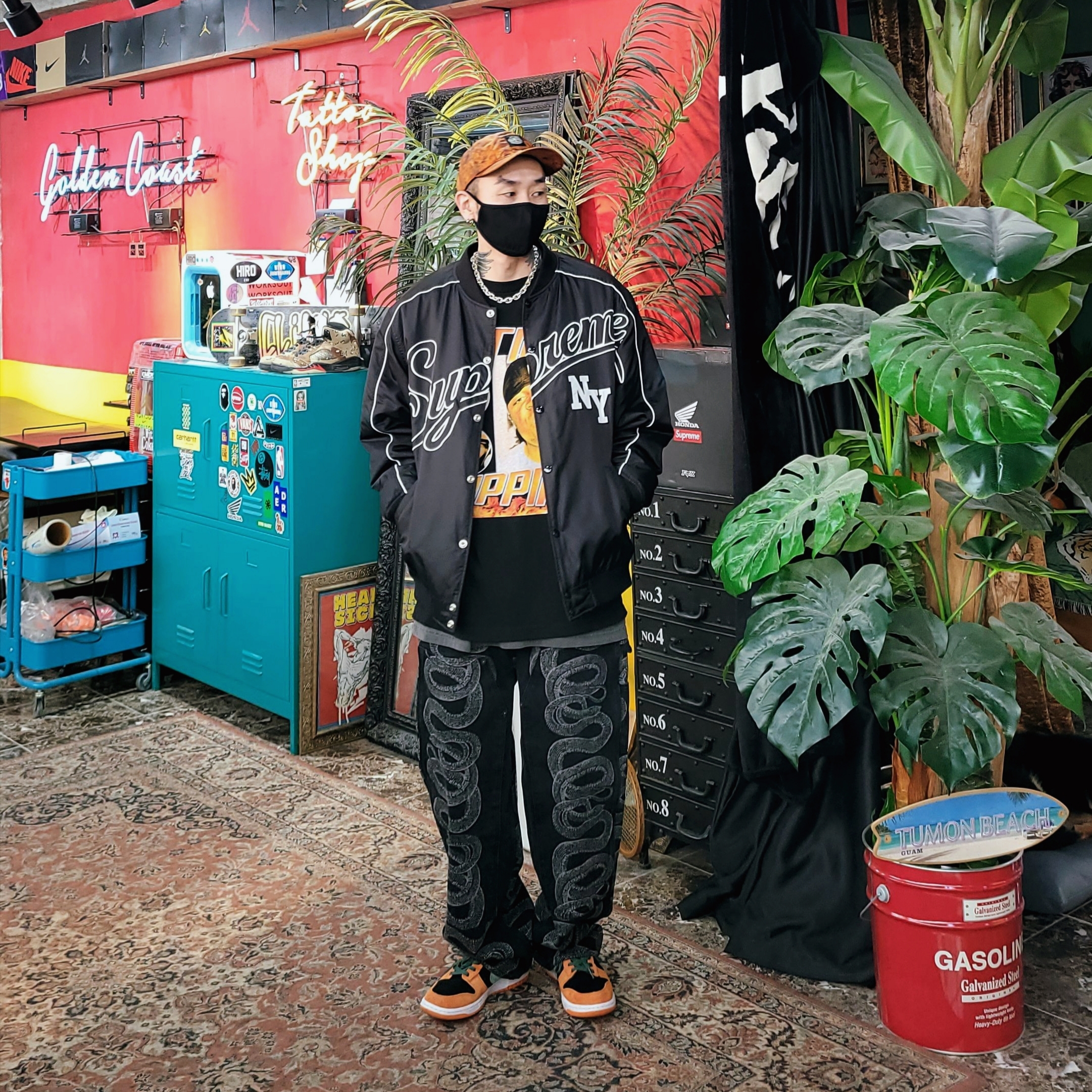 Supreme x Stone Island Painted Camo Nylon 6-Panel Coral - 20FW, Supreme x Hysteric Glamour Snake Double Knee Denim Painter Pants Black - 21SS 착용 스타일