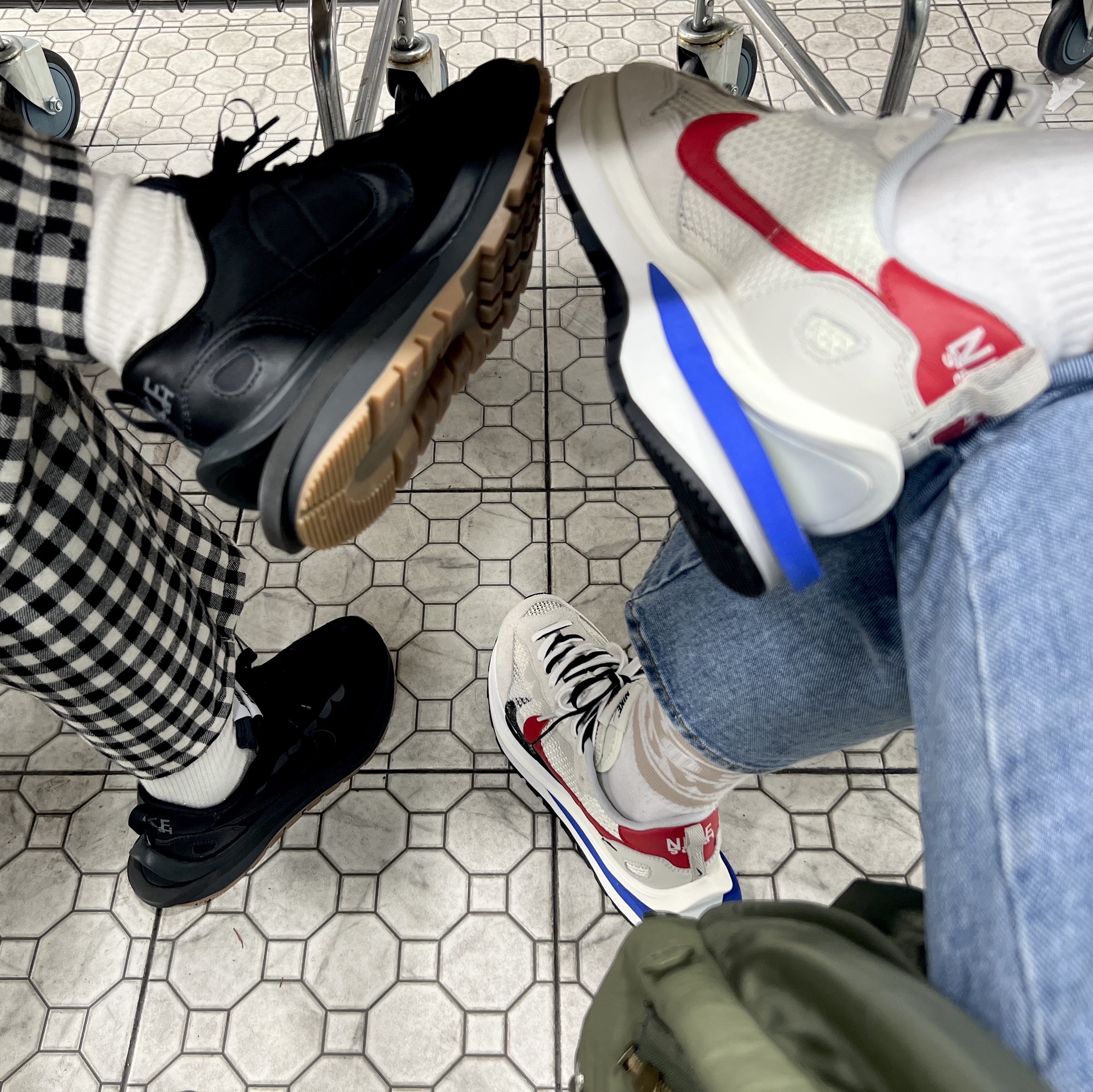 Nike x Sacai VaporWaffle Black and Gum, Nike x Sacai VaporWaffle Royal Fuchsia 착용 스타일
