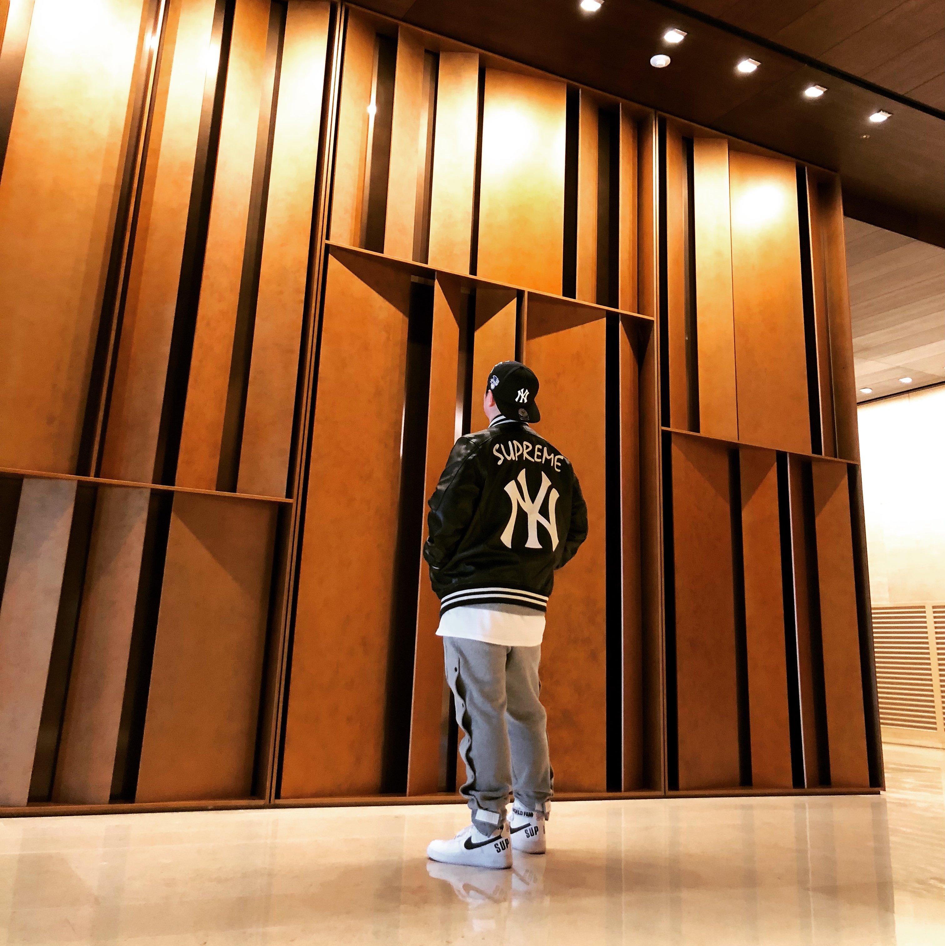 Nike x Supreme Air Force 1 High World Famous White, Nike x Fear Of God NRG Crew Sweatshirt 착용 스타일
