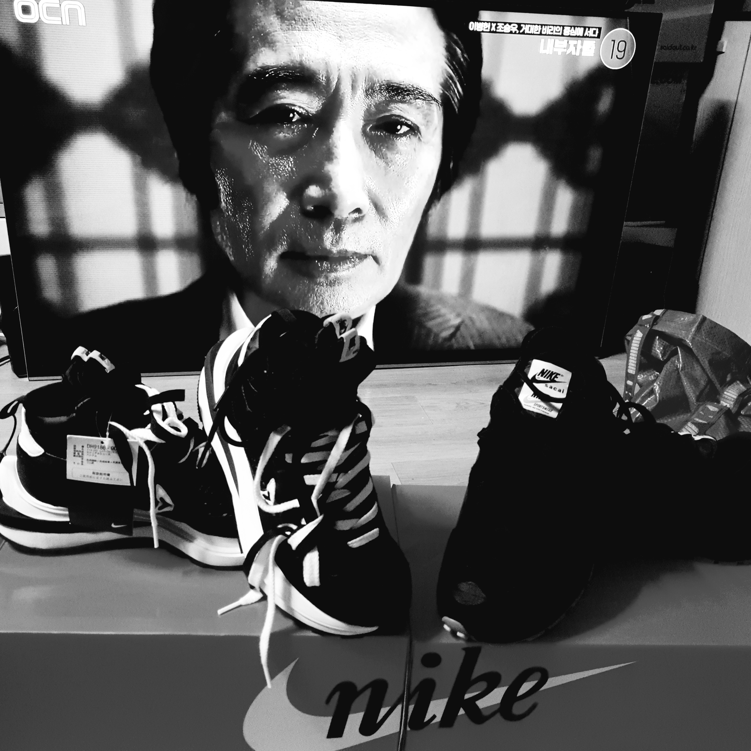 Nike x Sacai VaporWaffle Black and Gum, Nike x Sacai x Jean Paul Gaultier VaporWaffle Black White 착용 스타일 - 1