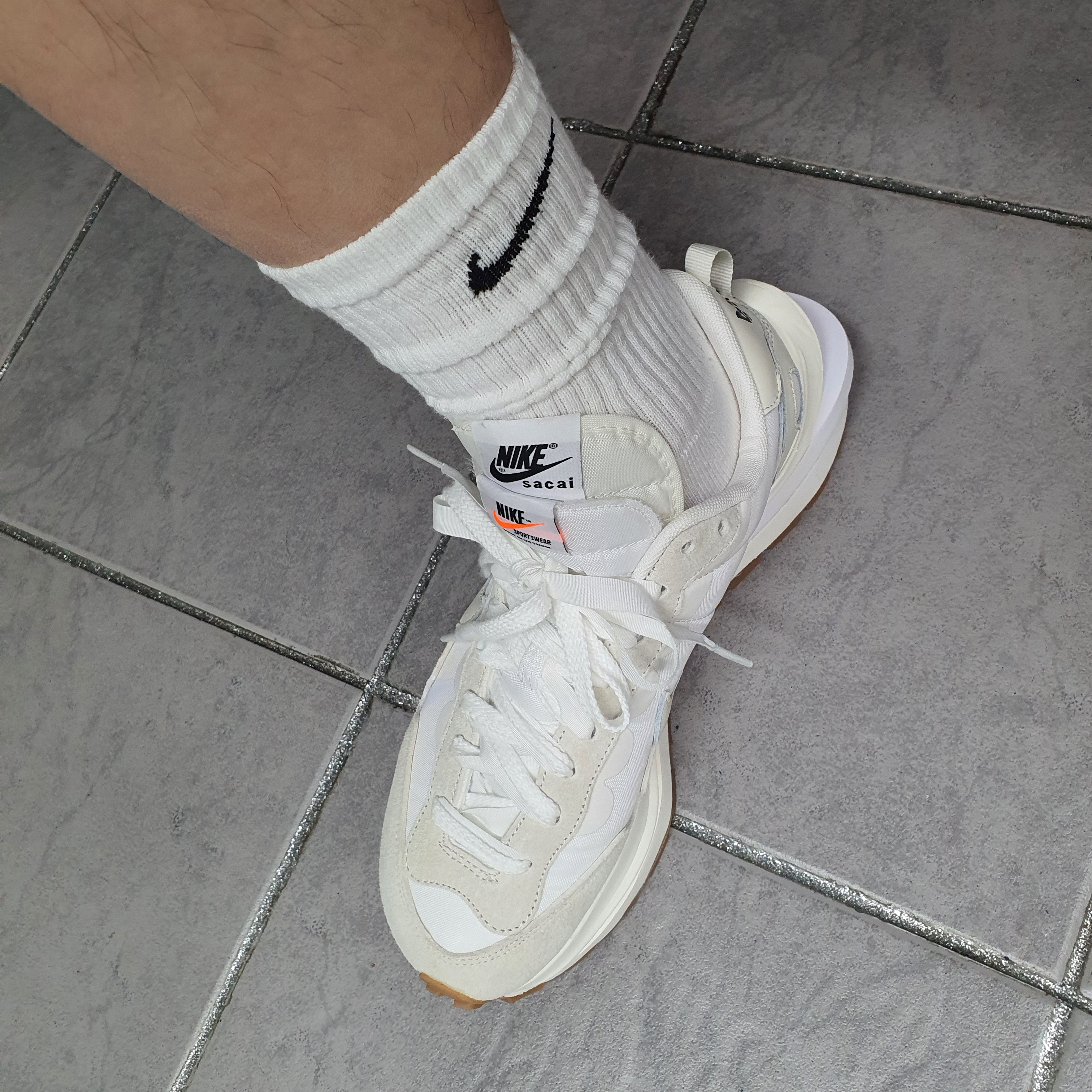 Nike x Sacai VaporWaffle White and Gum 착용 스타일 - 1