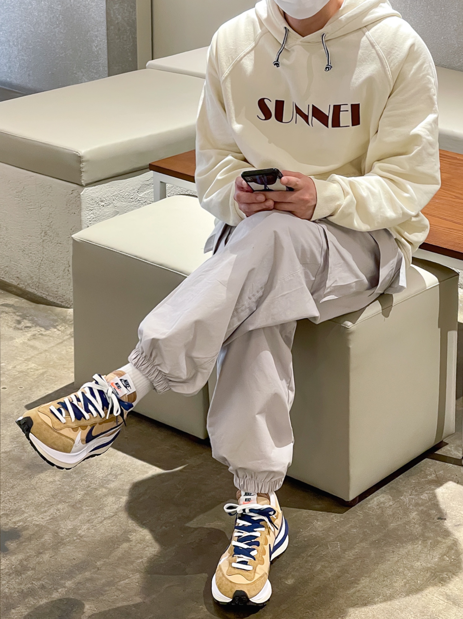 Nike x Sacai VaporWaffle Sesame and Blue Void 착용 스타일 - 2