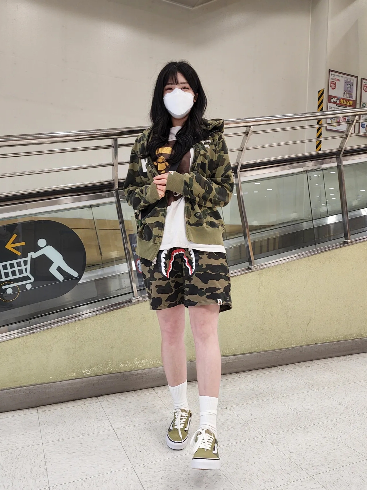 Vans x BAPE Old Skool 36 DX ABC Camo, BAPE Line 1st Camo College T-Shirt White Black 착용 스타일 - 2
