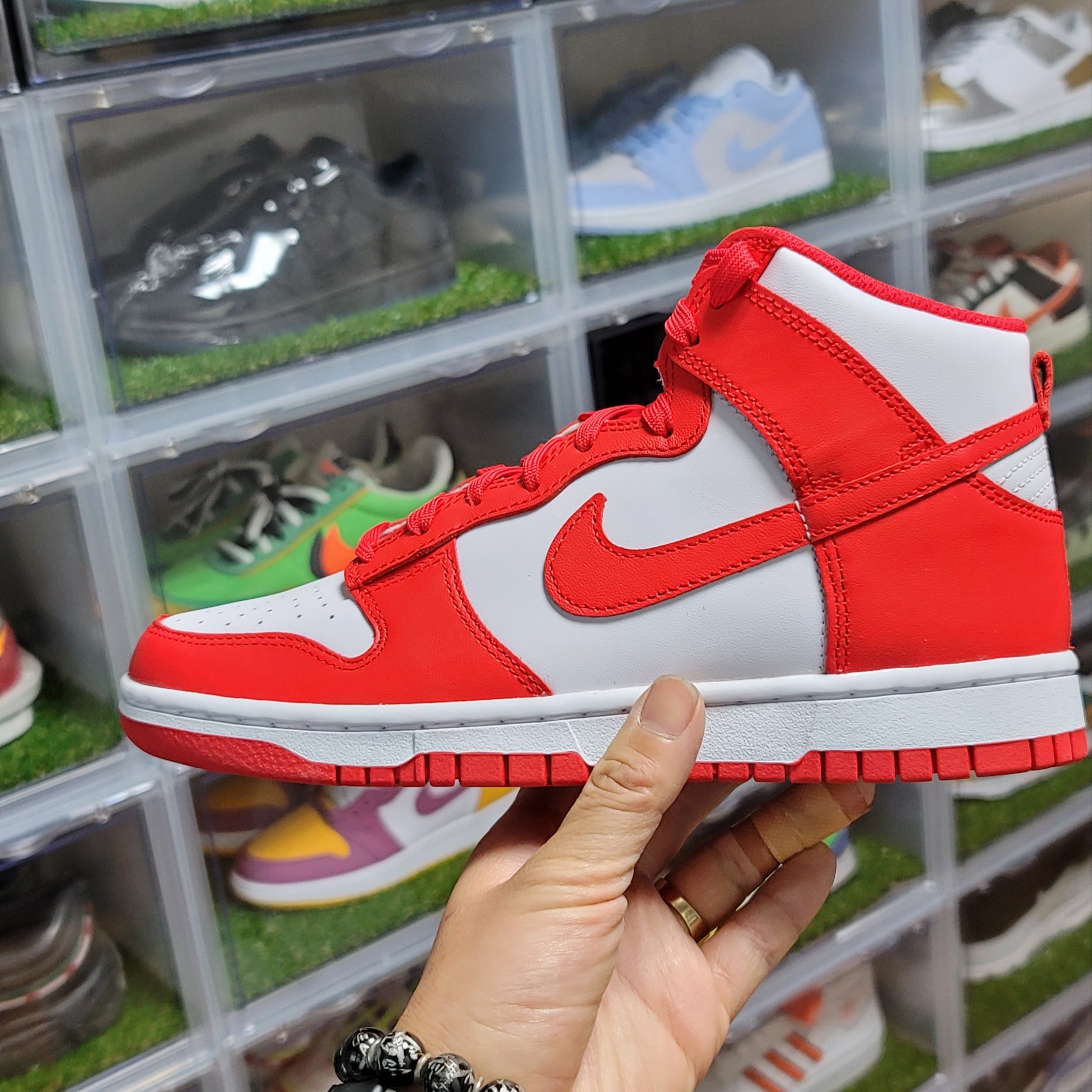 Nike SB Dunk Low Pro Street Hawker, Nike Dunk High Retro Championship White and Red 착용 스타일 - 3