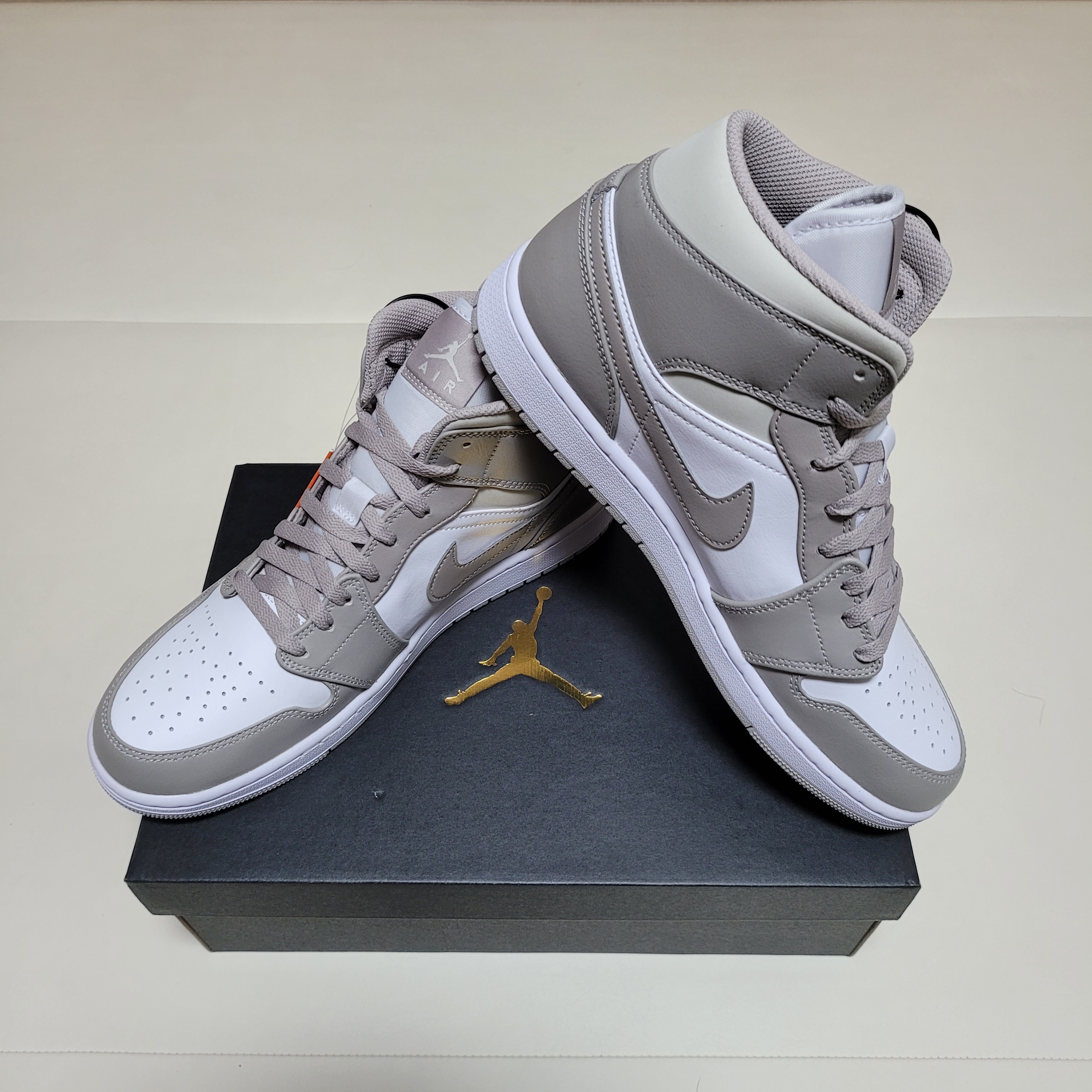 Jordan 1 Mid College Grey 착용 스타일 - 2