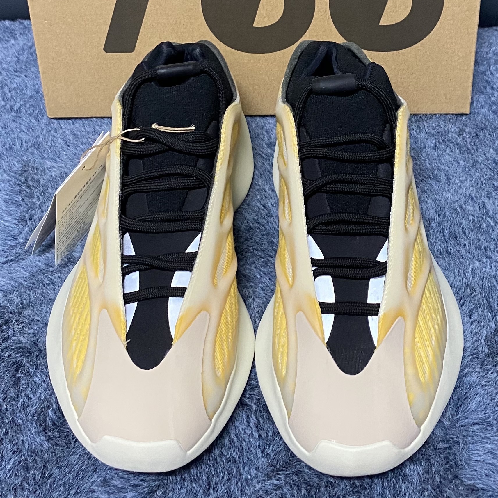 Adidas Yeezy 700 V3 Mono Safflower 착용 스타일 - 3