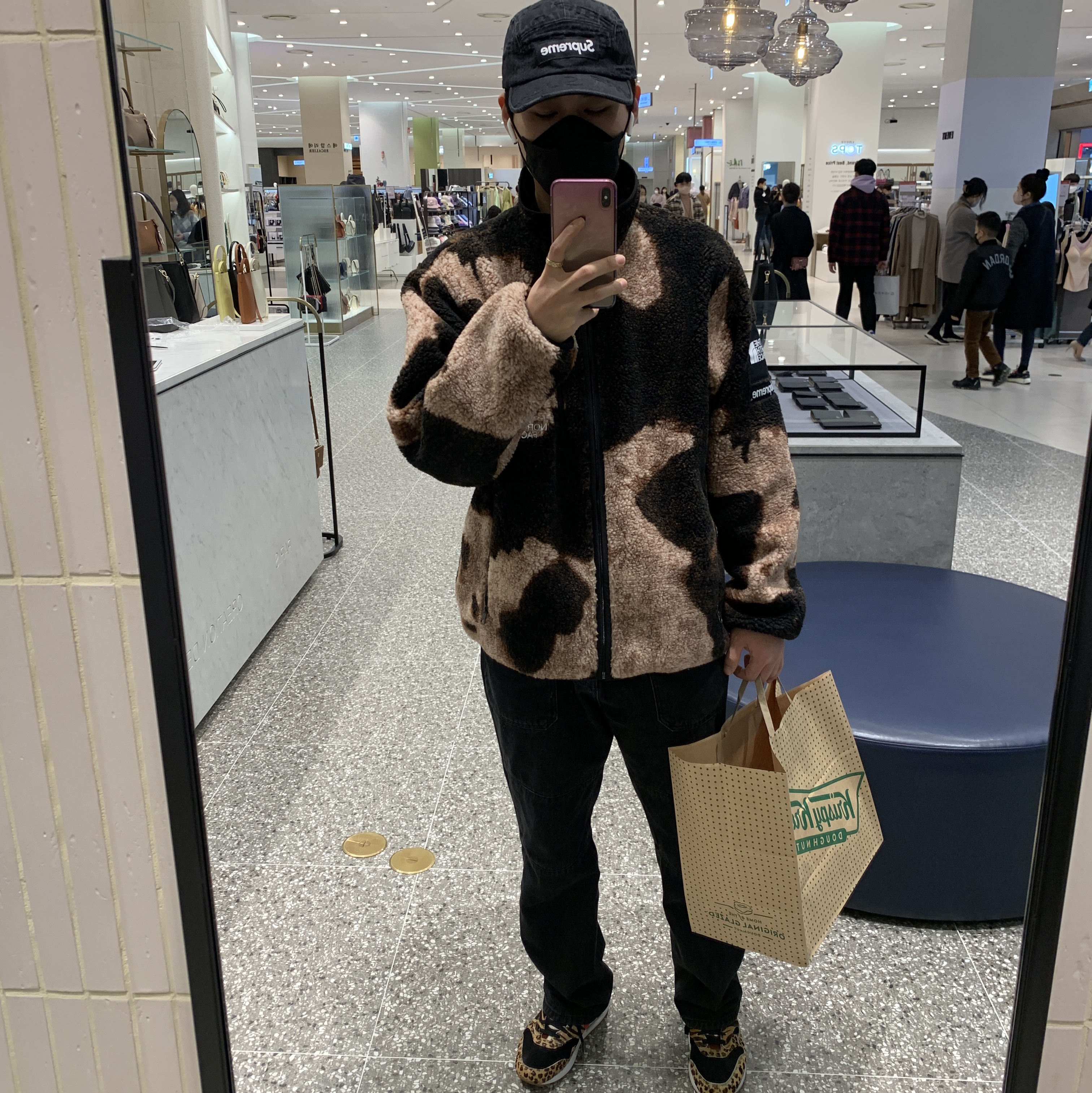 Supreme Frayed Logos Denim Camp Cap Black - 21SS, Supreme x The North Face Bleached Denim Print Fleece Jacket Black - 21FW 착용 스타일