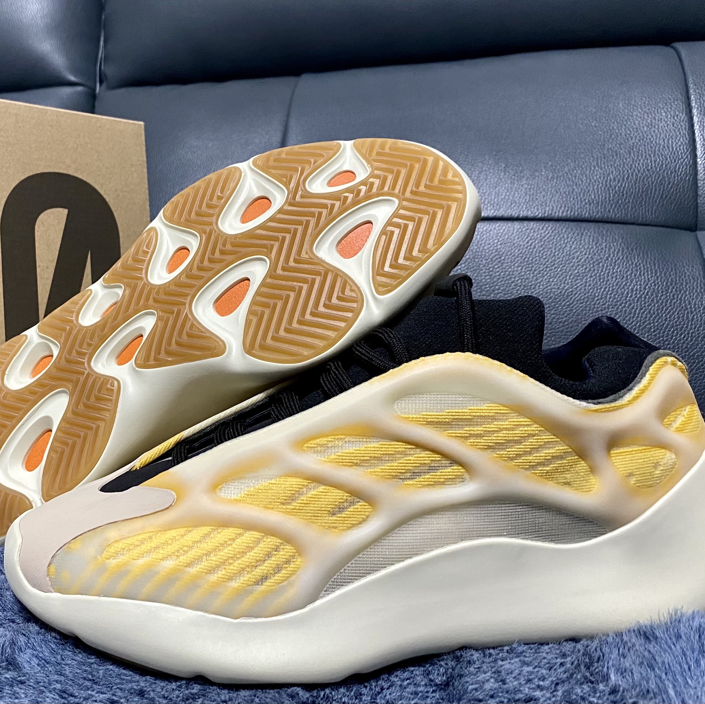Adidas Yeezy 700 V3 Mono Safflower 착용 스타일 - 2