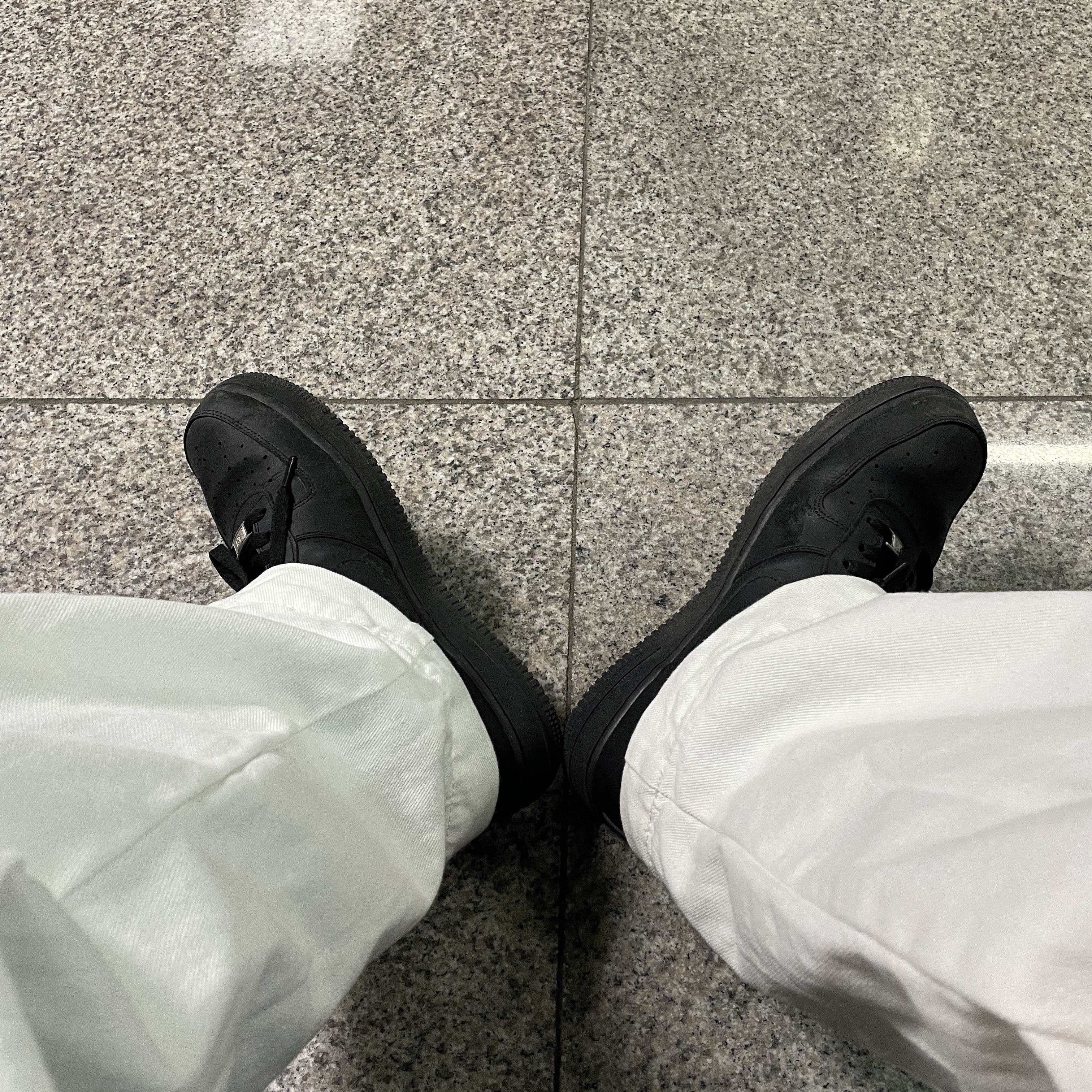 Nike Air Force 1 '07 Low Triple Black 착용 스타일