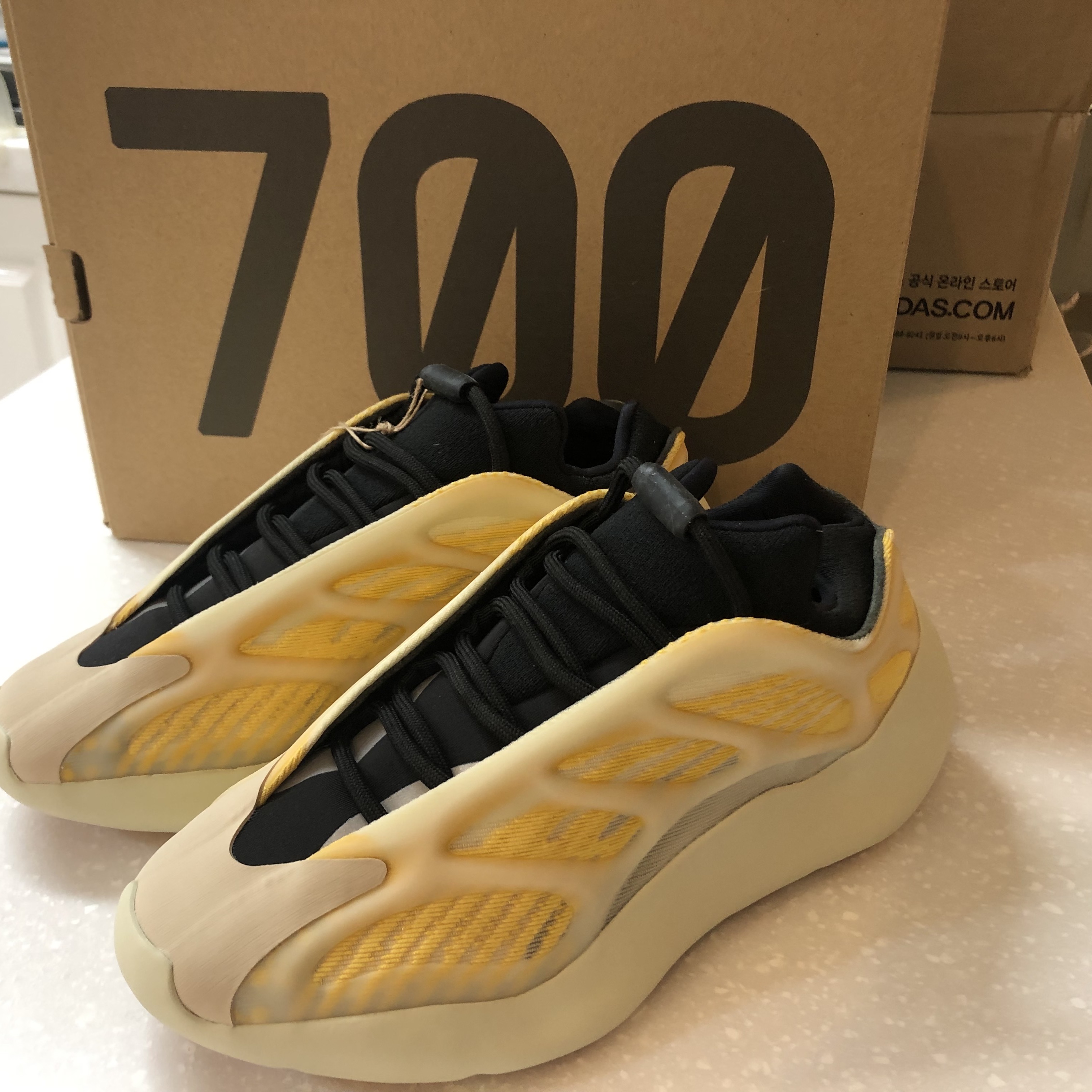 Adidas Yeezy 700 V3 Mono Safflower 착용 스타일