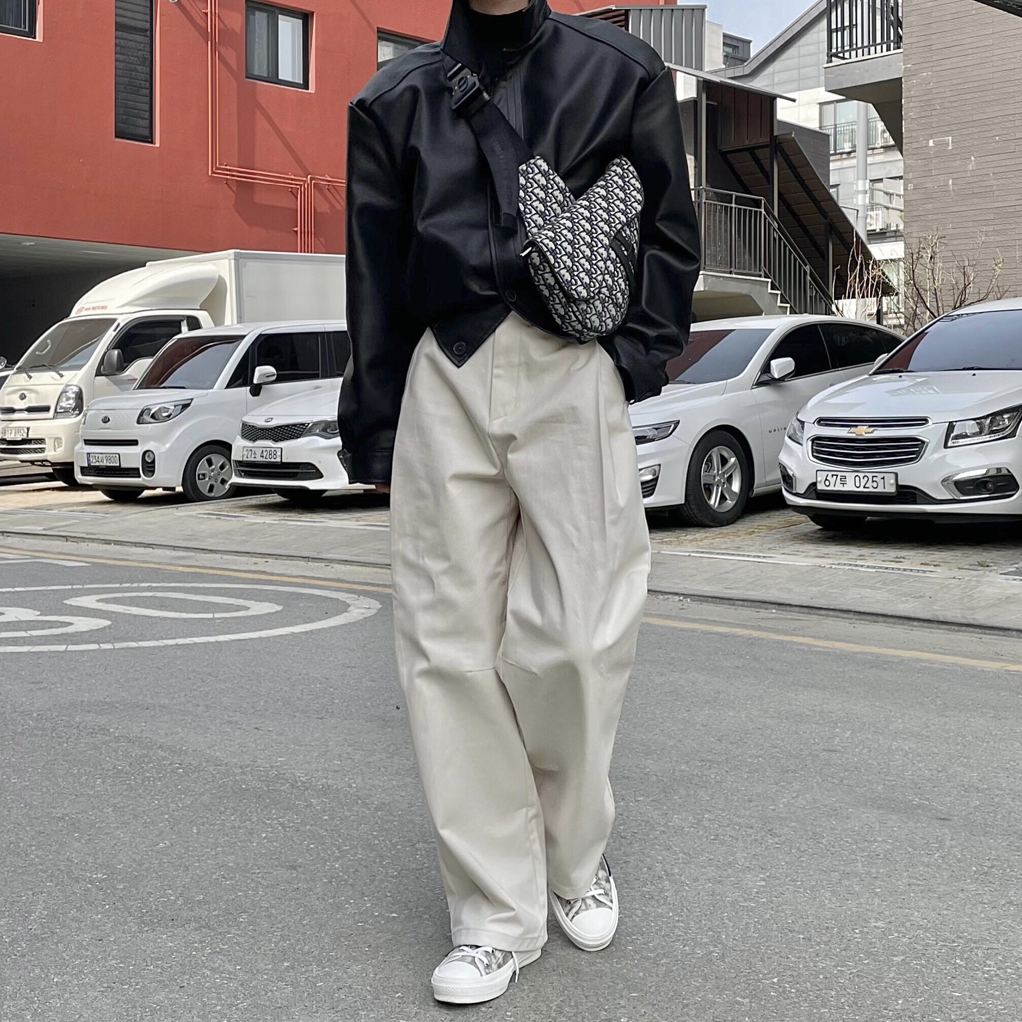 Dior B23 High Dior Oblique White & Black, Dior Saddle Bag Blue Dior Oblique Jacquard 착용 스타일 - 1