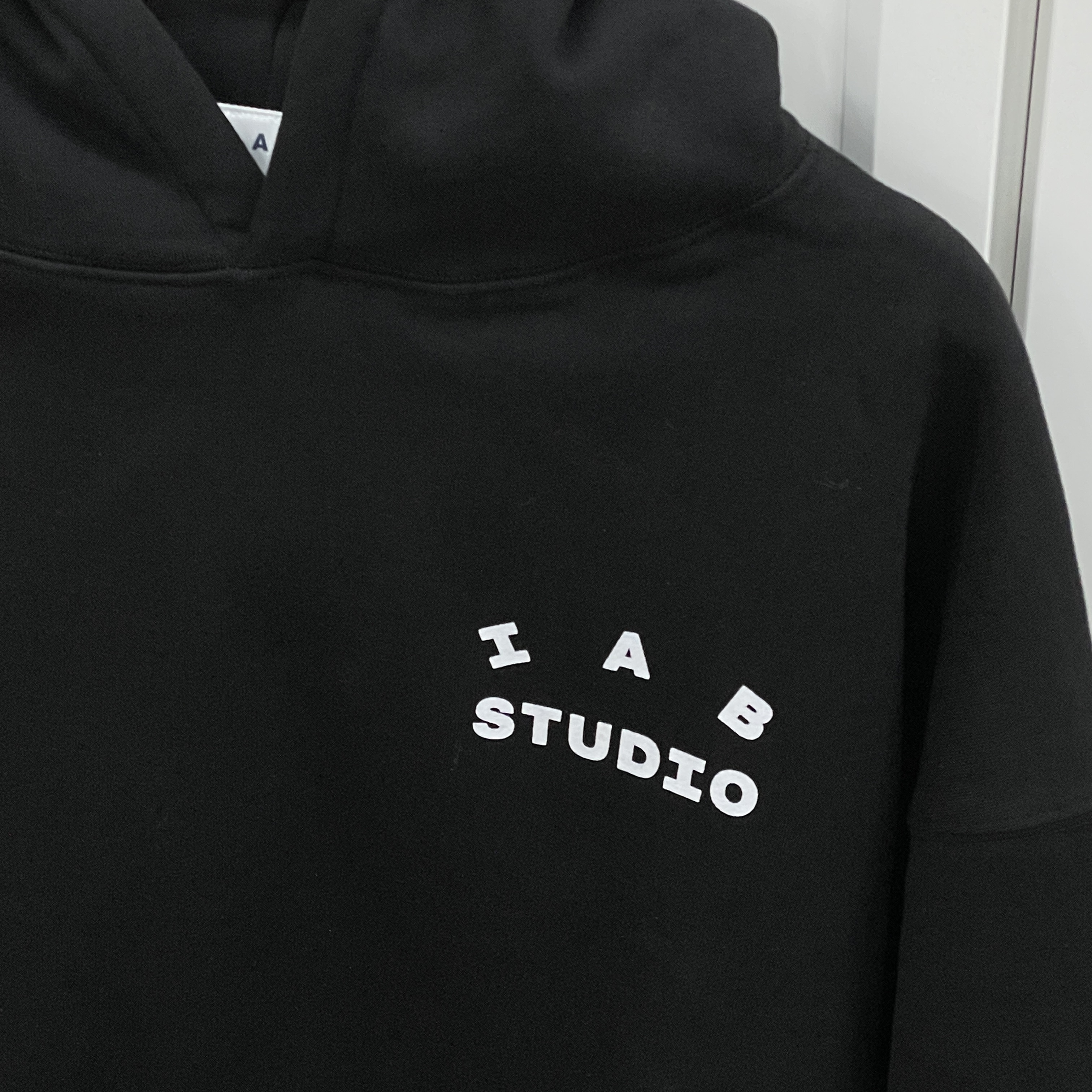 IAB Studio Hoodie Black White 착용 스타일