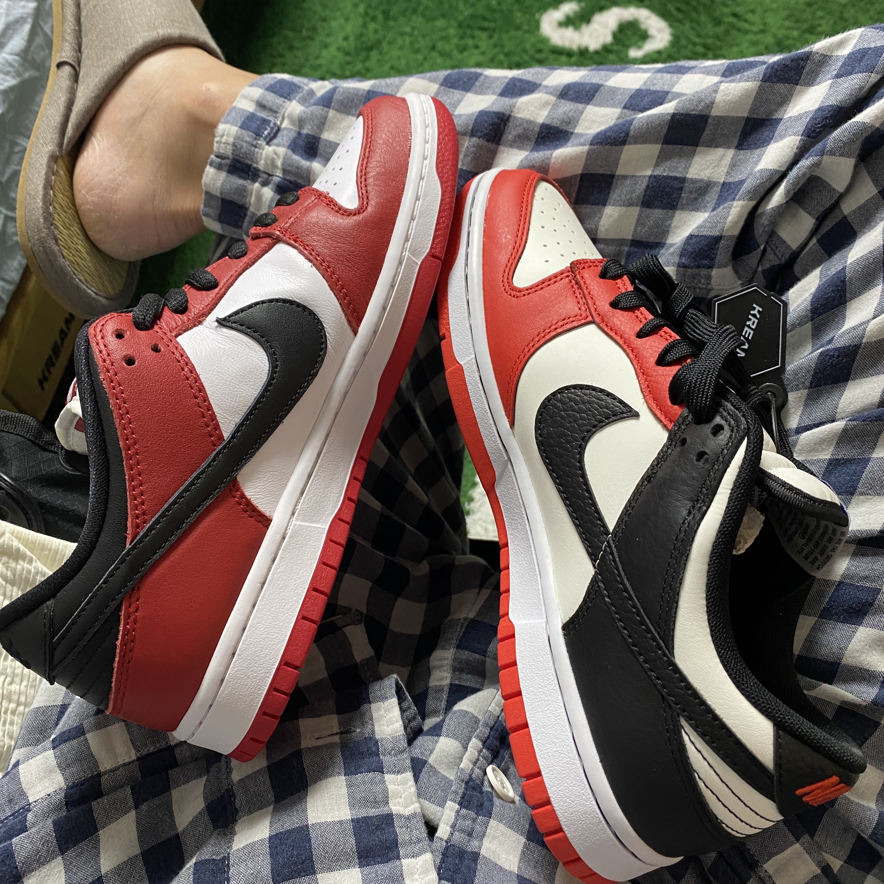 Nike x NBA Dunk Low Retro EMB Black and Chile Red, Nike SB Dunk Low Pro Chicago 착용 스타일 - 1