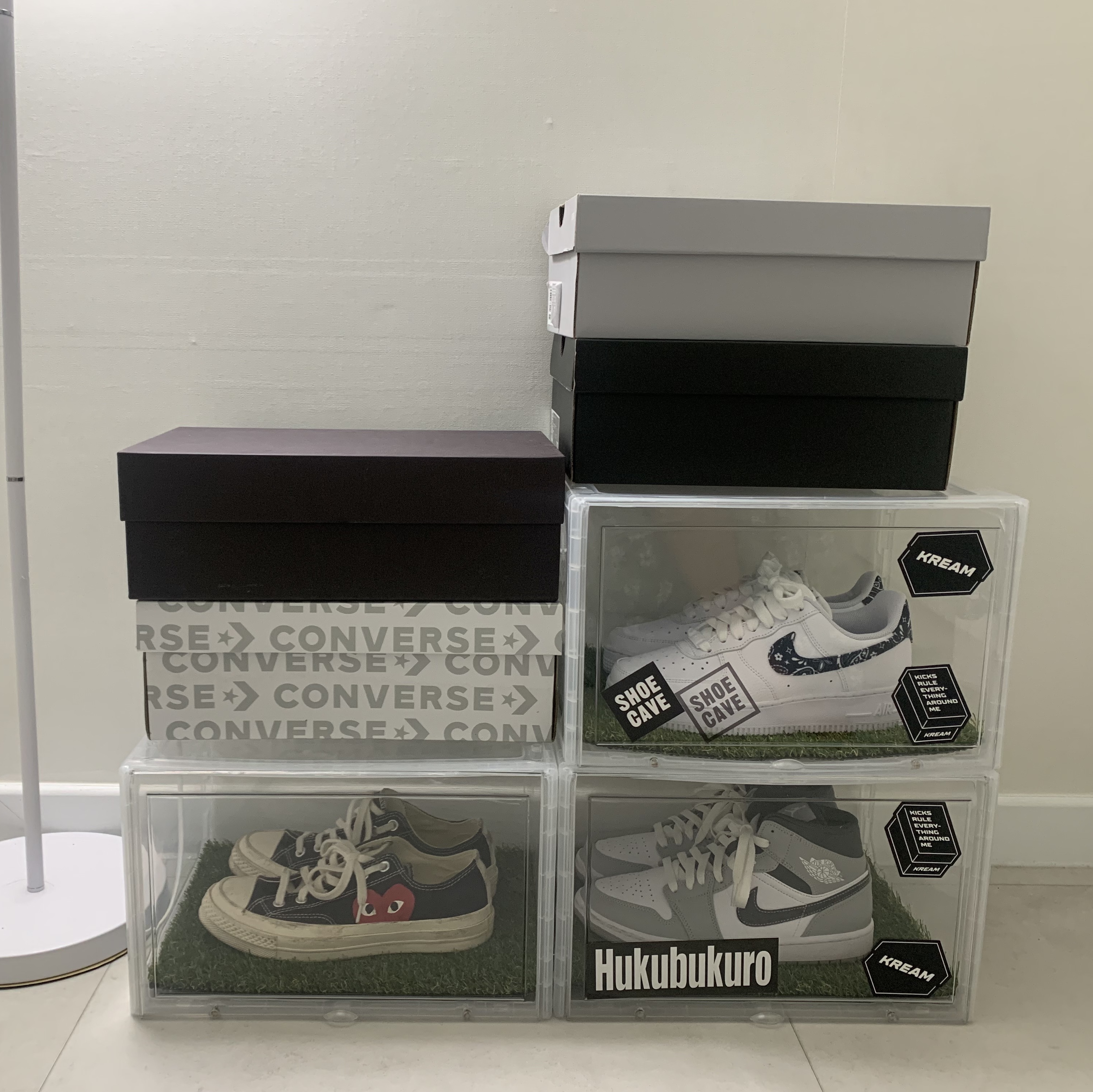(W) Nike Air Force 1 '07 Essential Paisley Swoosh White Black, Jordan 1 Mid Light Smoke Grey Anthracite 착용 스타일