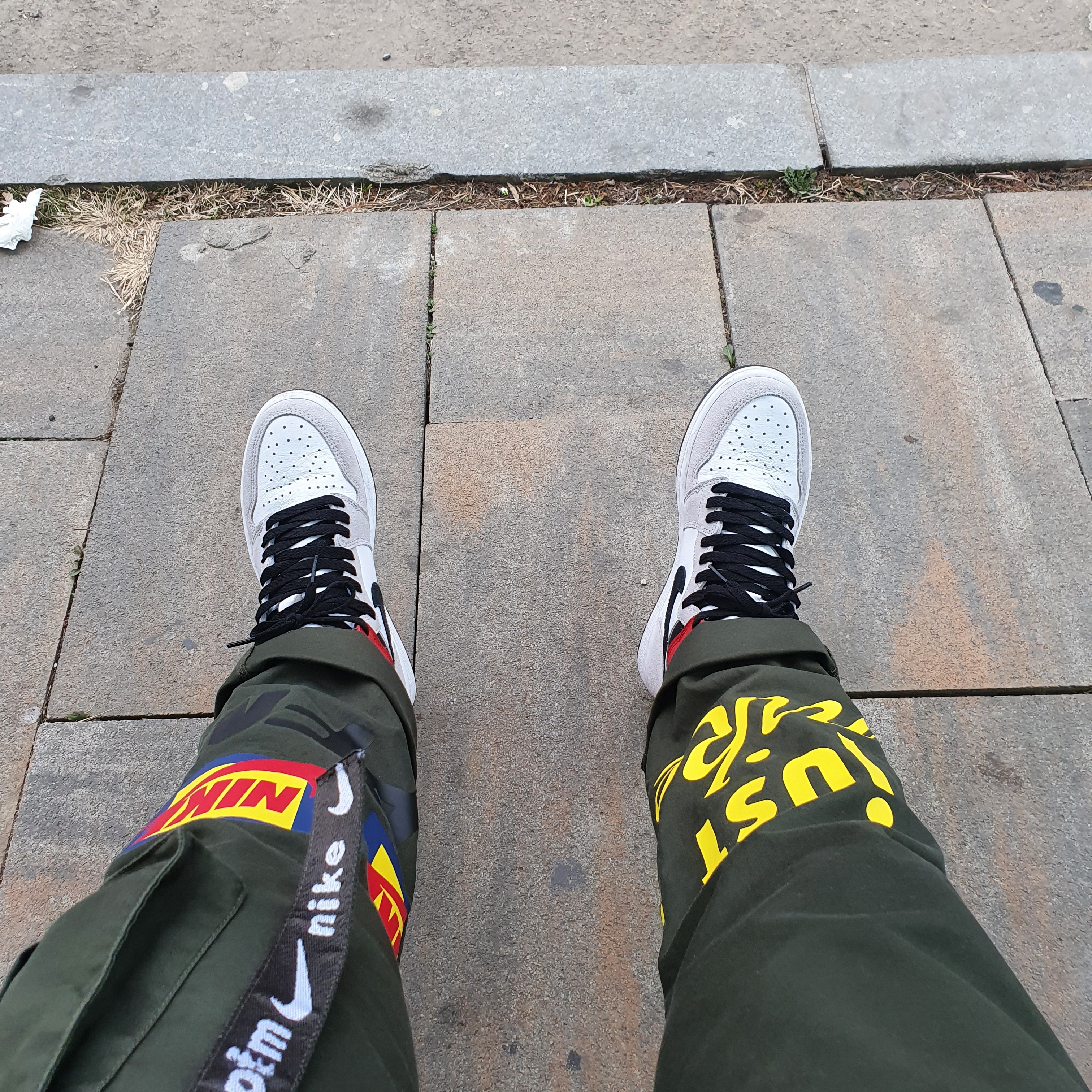 Jordan 1 Retro High OG Light Smoke Grey, Nike x Cactus Plant Flea Market Track Pants Olive 착용 스타일 - 2