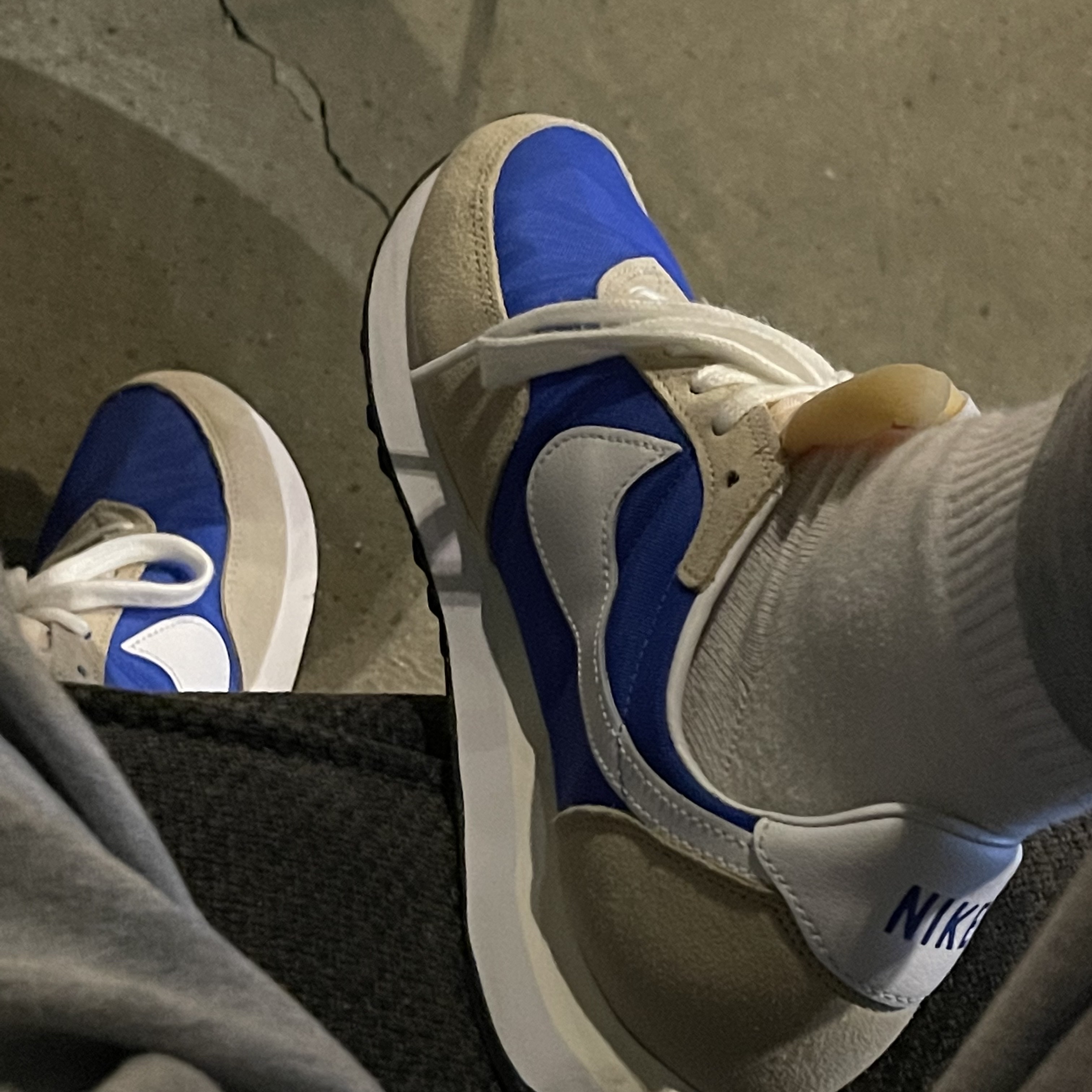 Nike Waffle Trainer 2 Hyper Royal Rattan 착용 스타일 - 3
