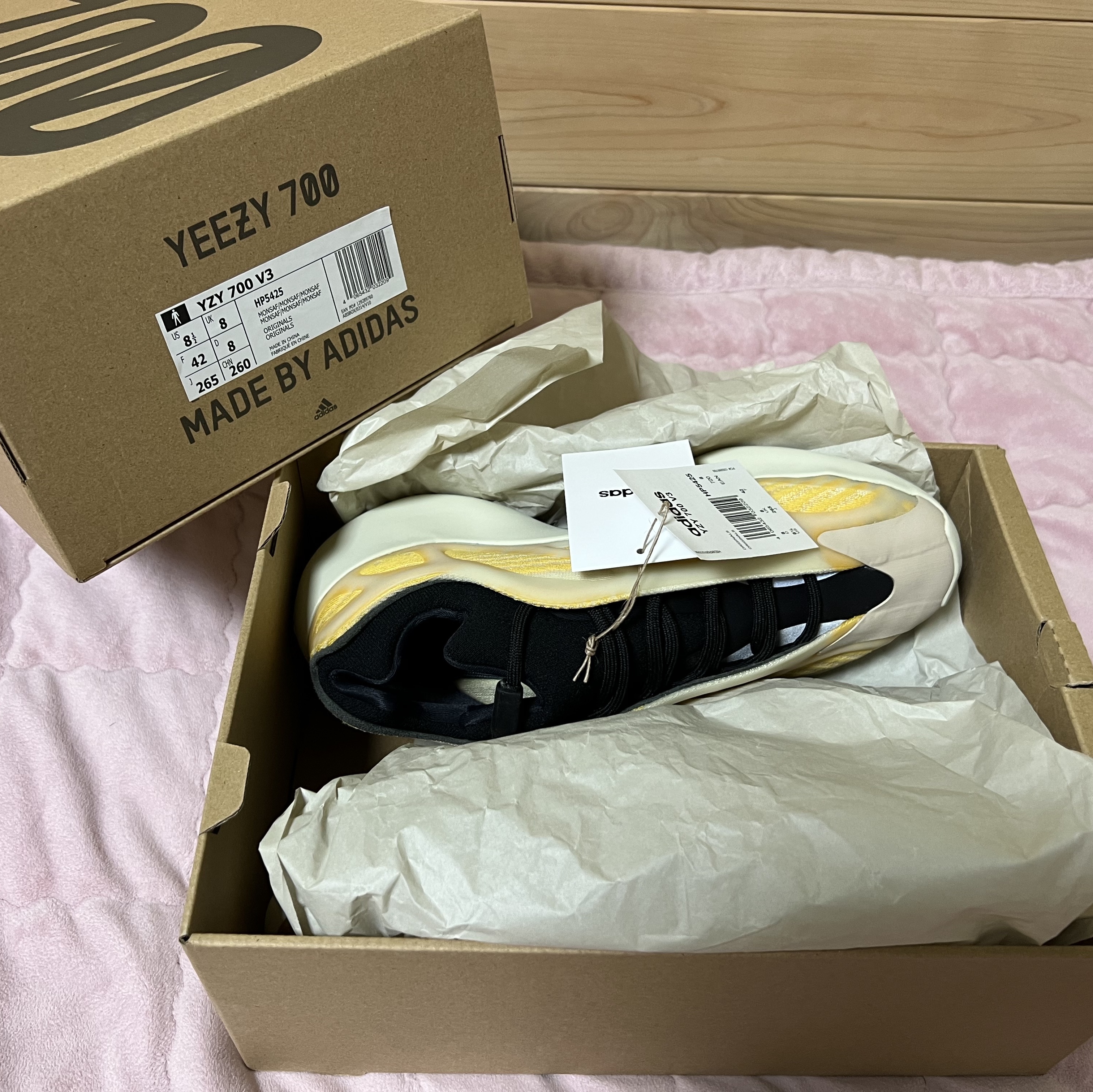 Adidas Yeezy 700 V3 Mono Safflower 착용 스타일 - 2