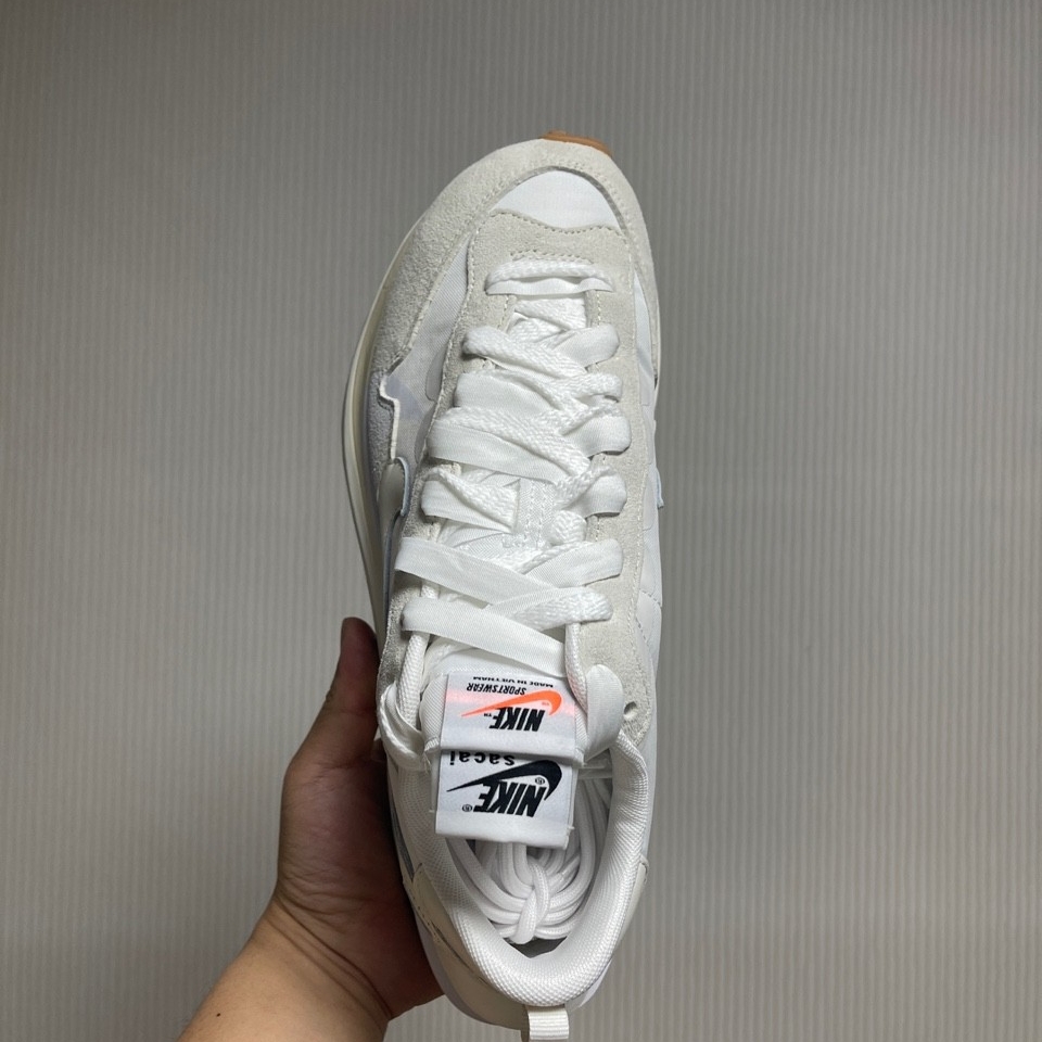 Nike x Sacai VaporWaffle White and Gum 착용 스타일 - 2