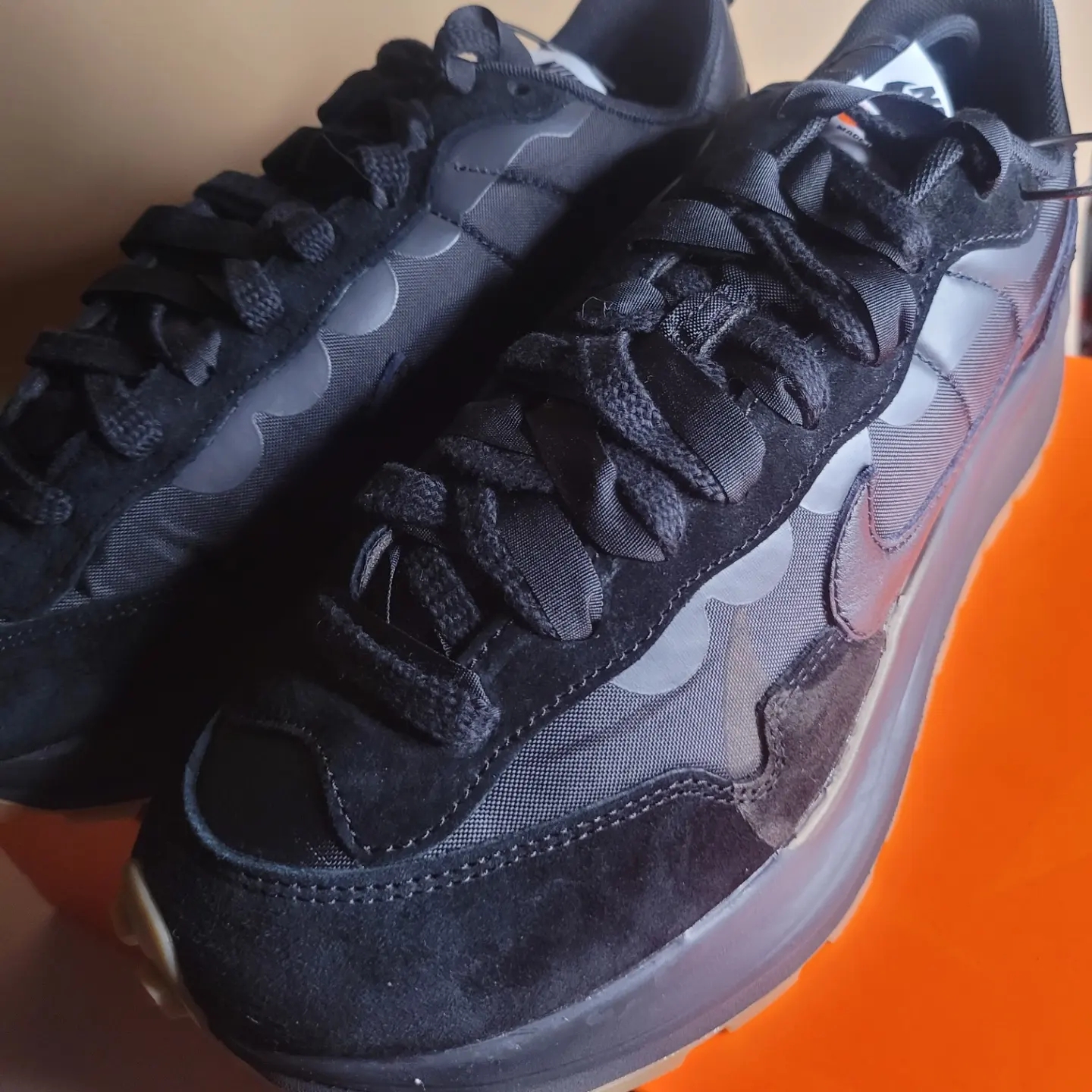 Nike x Sacai VaporWaffle Black and Gum 착용 스타일 - 2