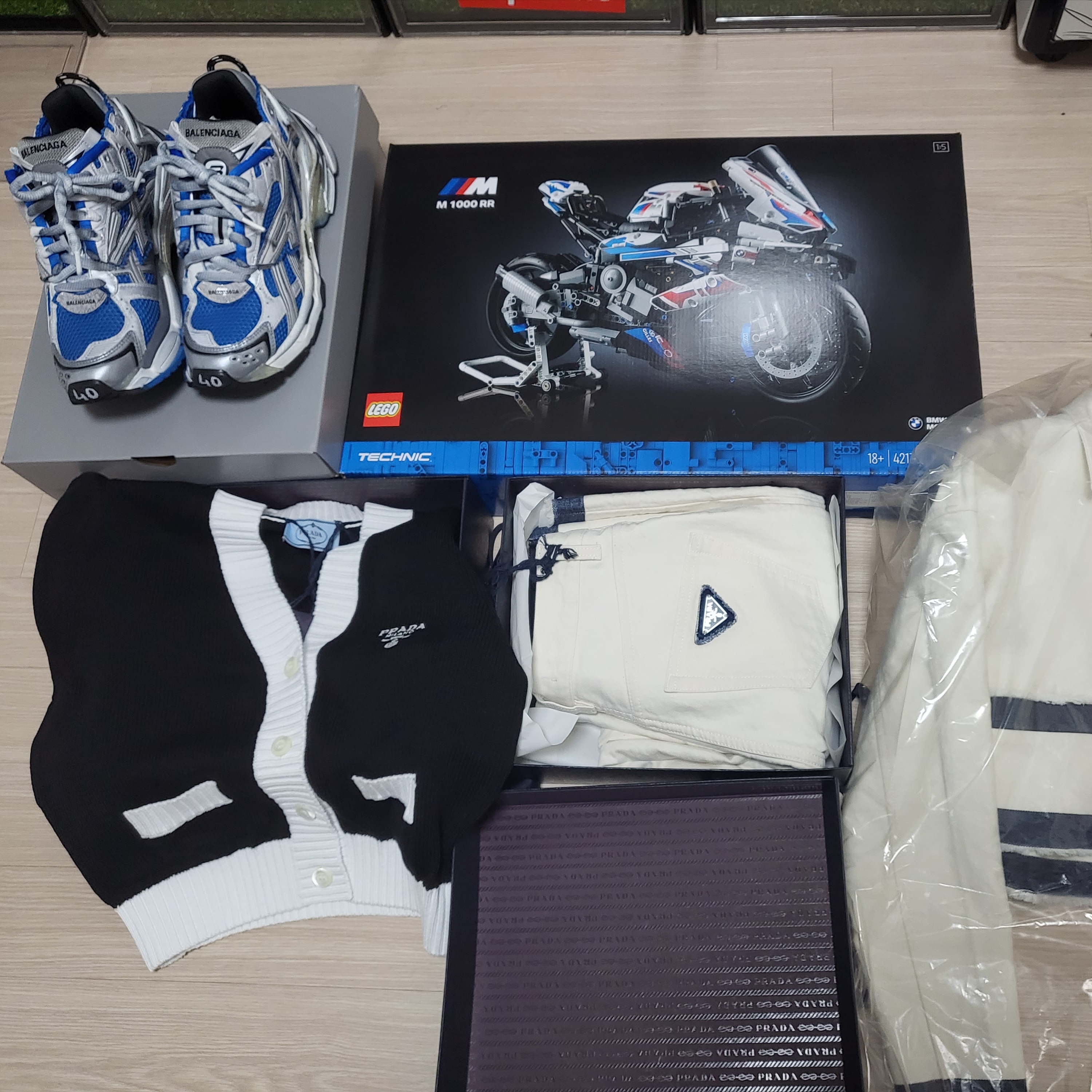 Balenciaga Runner Sneakers Blue White 착용 스타일 - 2