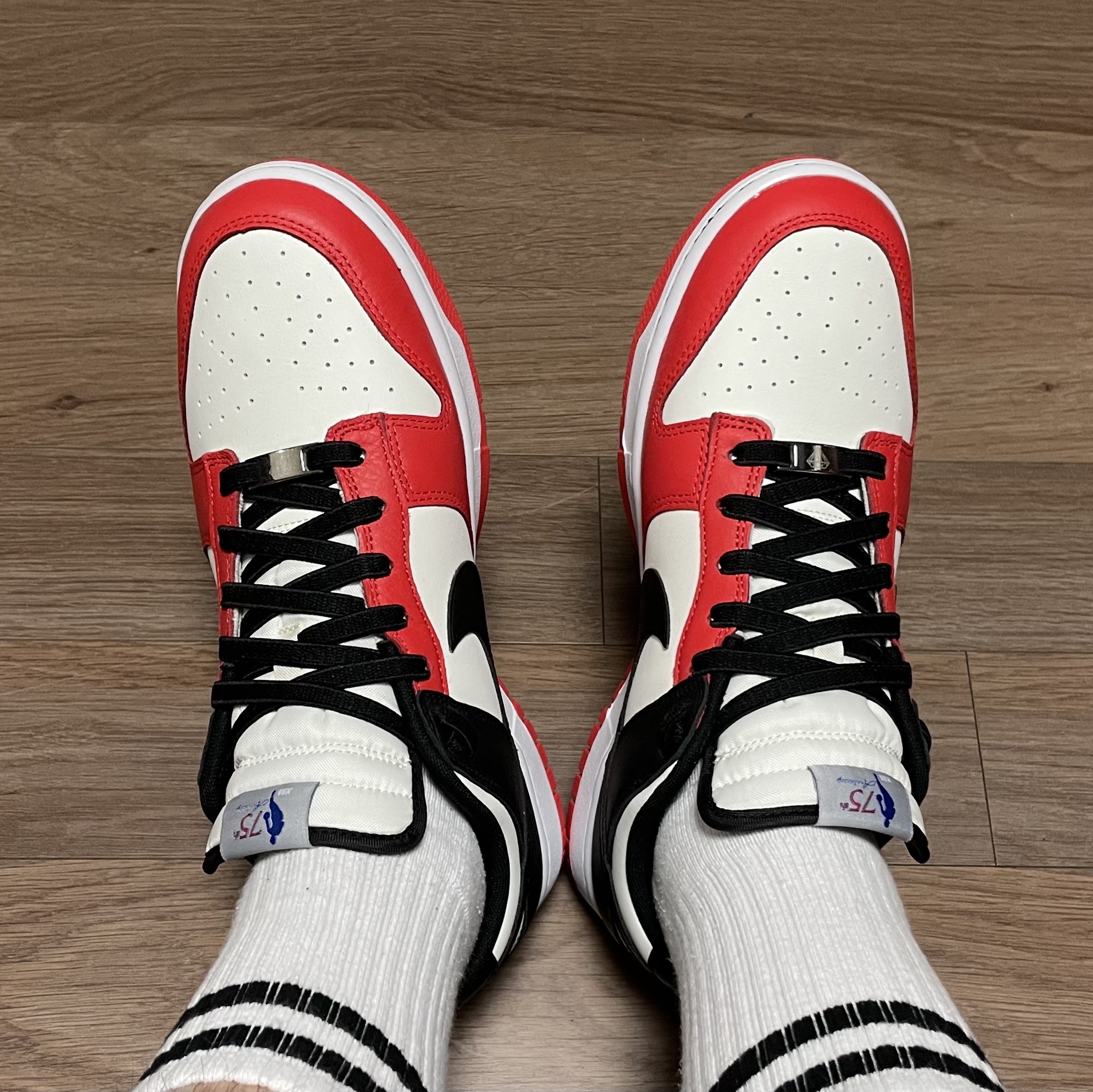 Nike x NBA Dunk Low Retro EMB Black and Chile Red 착용 스타일 - 2