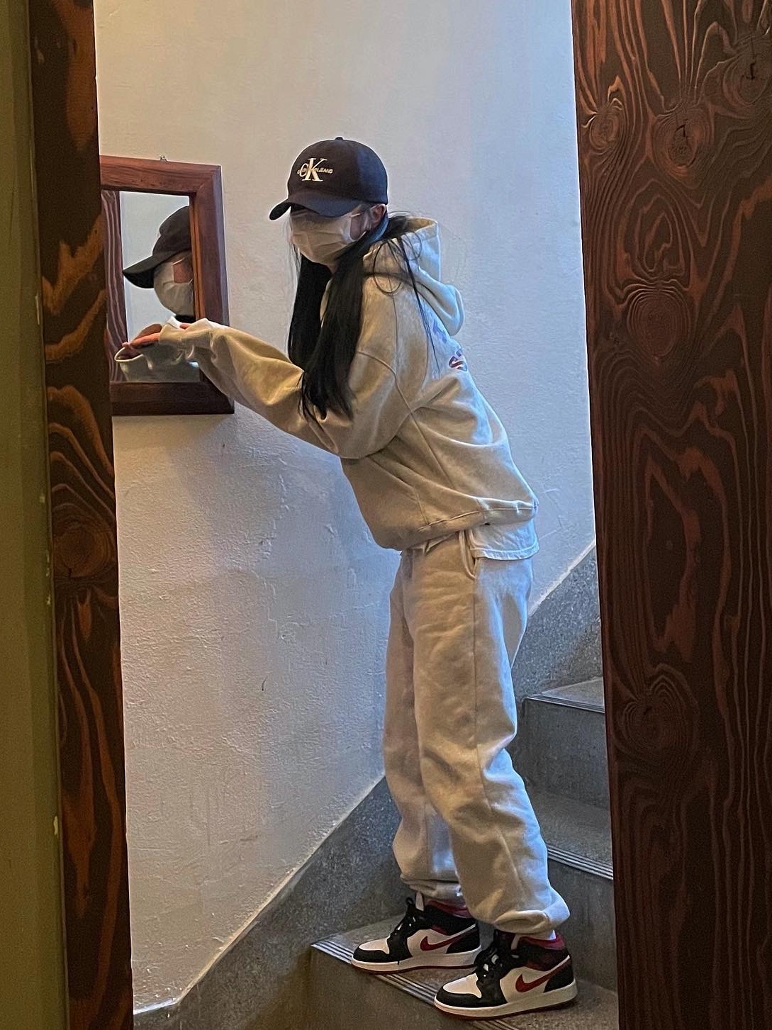 IAB Studio Hoodie Oatmeal Burgundy, Jordan 1 Mid Gym Red Black White 착용 스타일 - 2