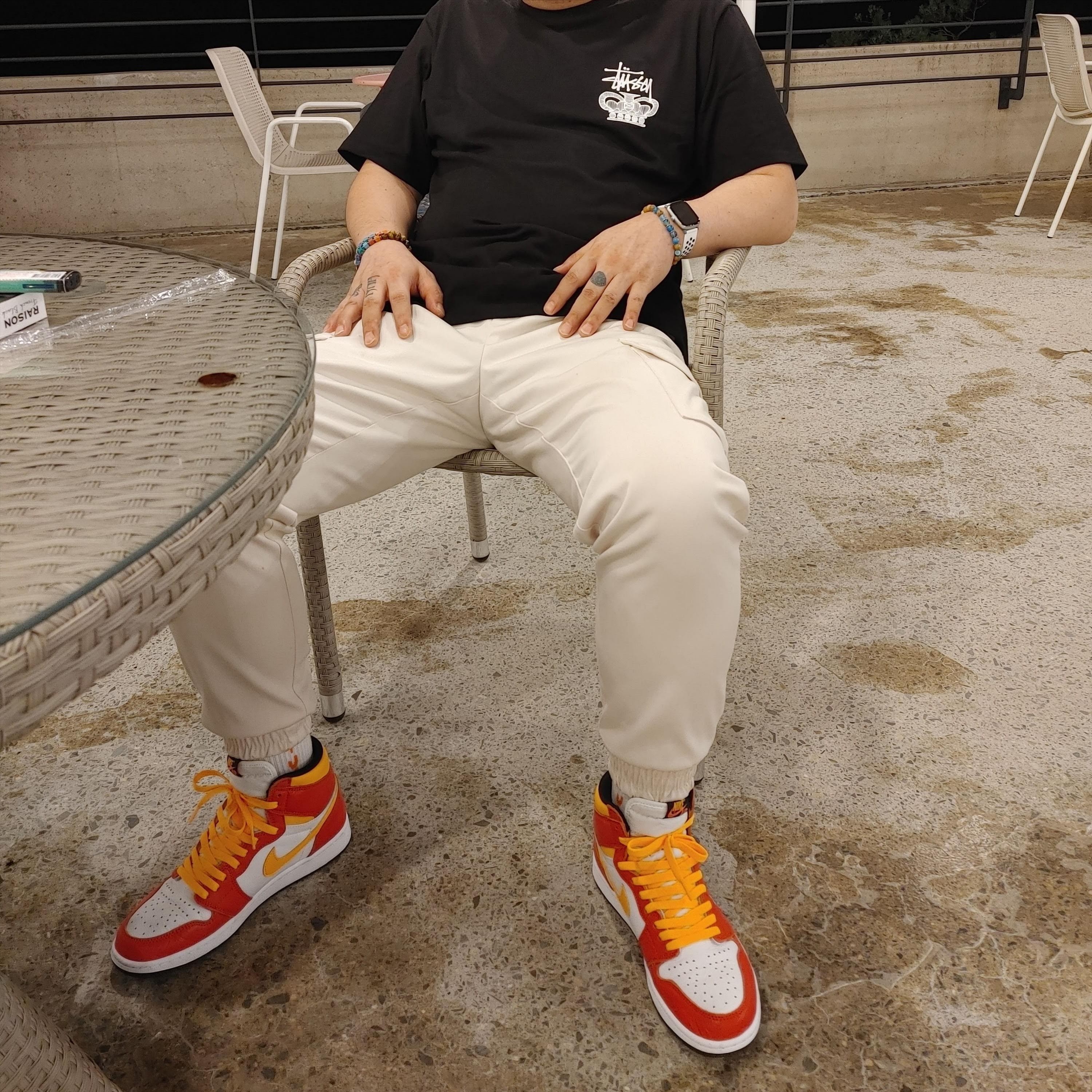 Stussy One World T-Shirt Black, Jordan 1 Retro High OG Light Fusion Red 착용 스타일