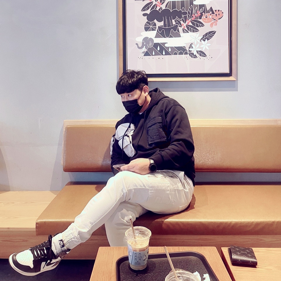 Nike x Travis Scott NRG AG Utility Hoodie Black, Jordan 1 Retro High OG Black Mocha 착용 스타일