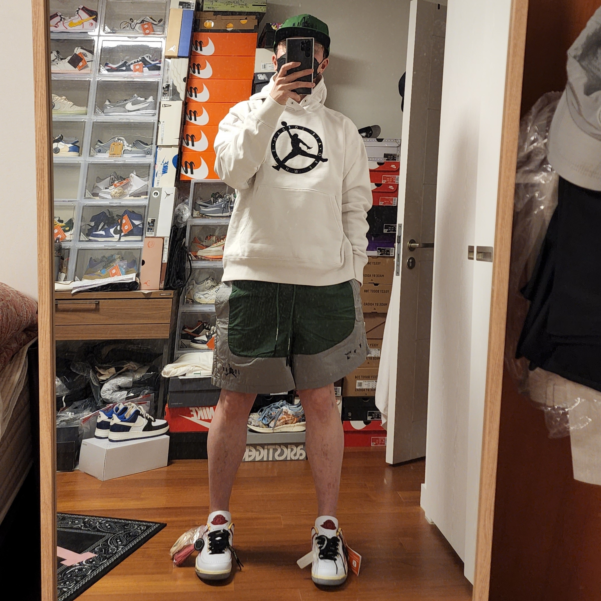 Jordan 2 x Off-White Retro Low SP White and Varsity Red, Jordan x Off-White Pro Jumpman Air Cap Forest Green 착용 스타일 - 2