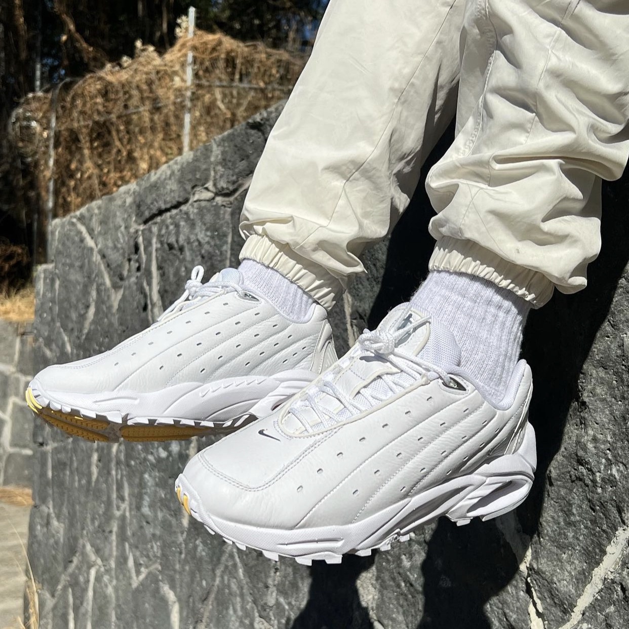 Nike x Drake Nocta Hot Step Air Terra Triple White 착용 스타일 - 2