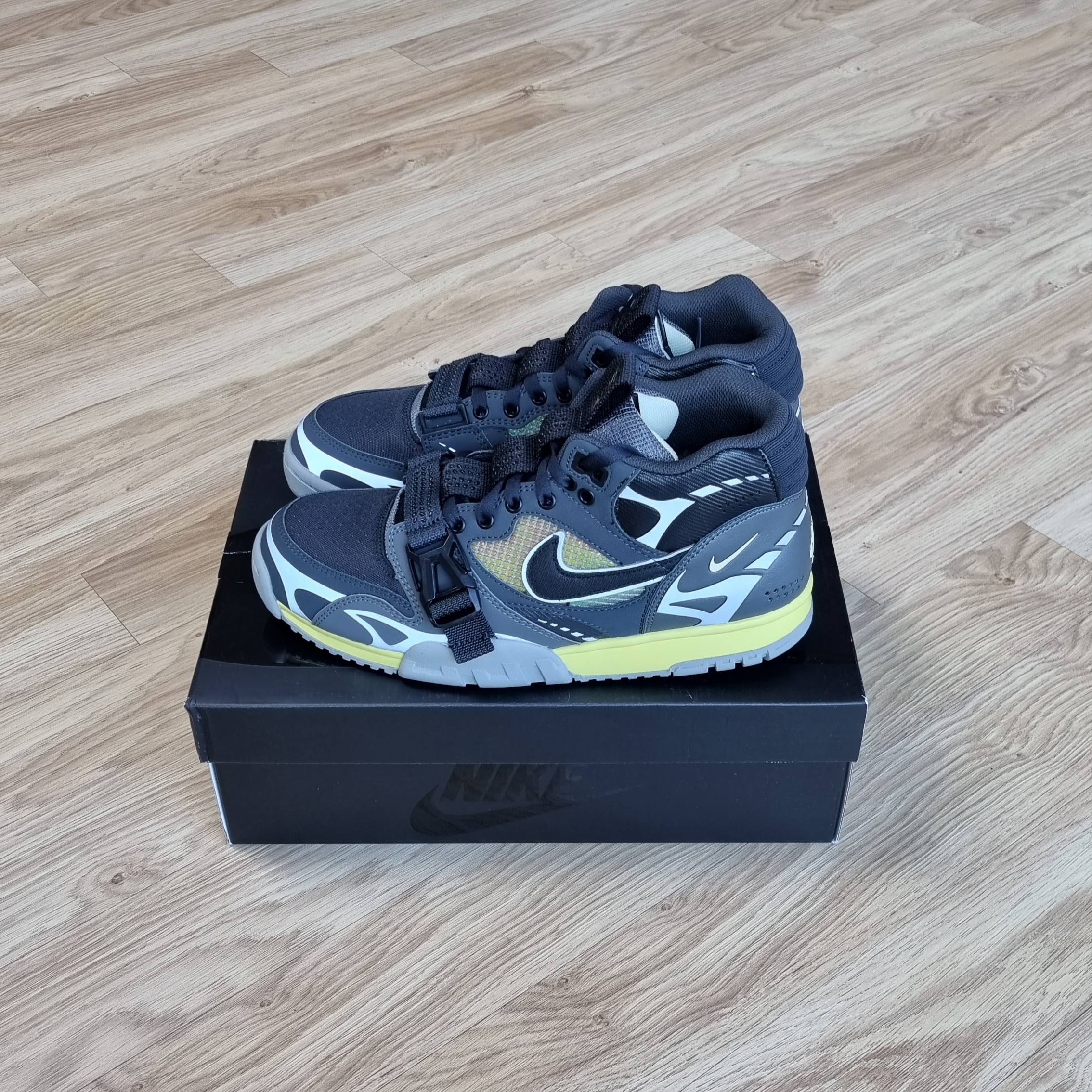 Nike Air Trainer 1 SP Dark Smoke Grey 착용 스타일 - 1