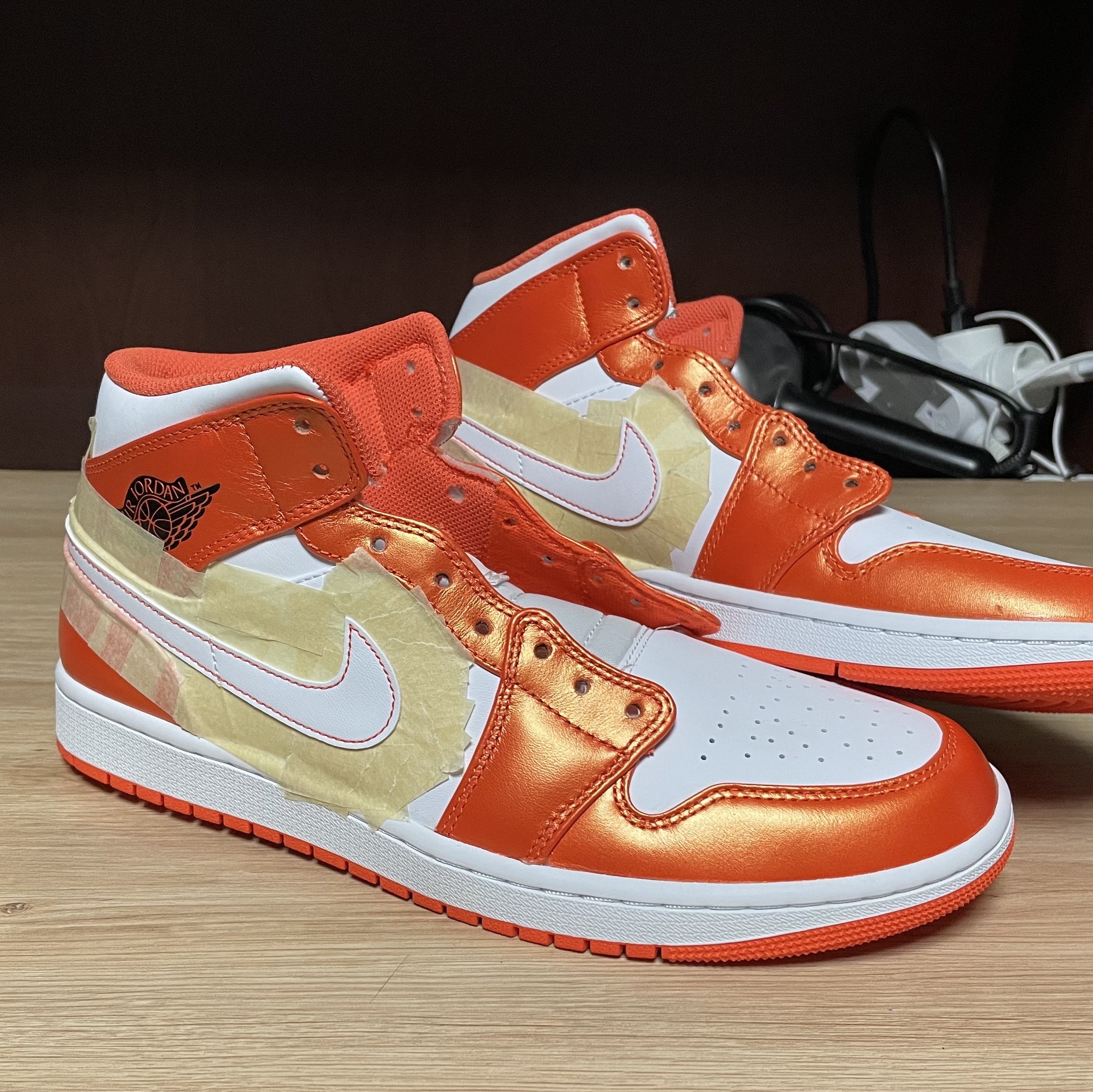 Jordan 1 Mid SE Electro Orange 착용 스타일 - 3