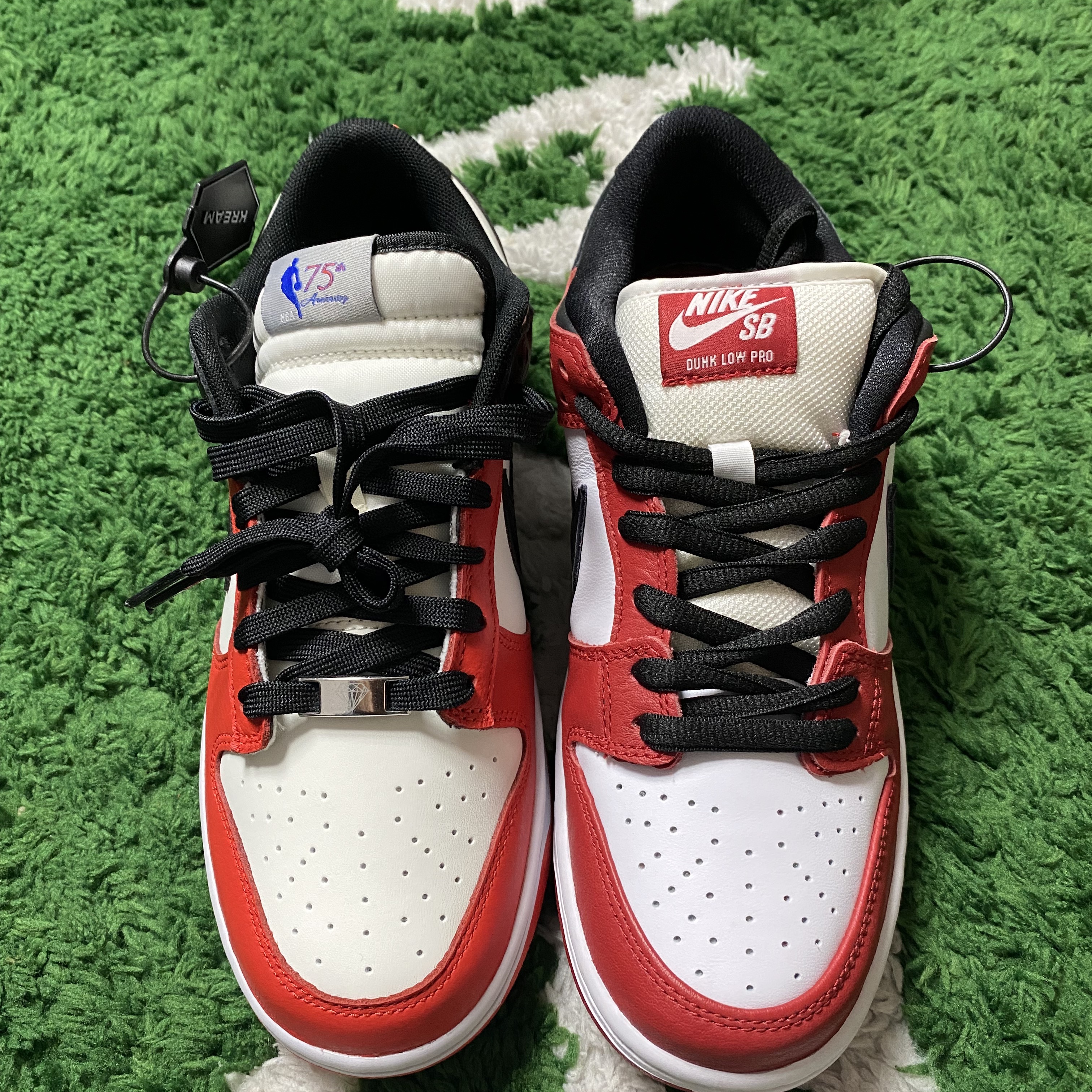 Nike x NBA Dunk Low Retro EMB Black and Chile Red, Nike SB Dunk Low Pro Chicago 착용 스타일 - 2