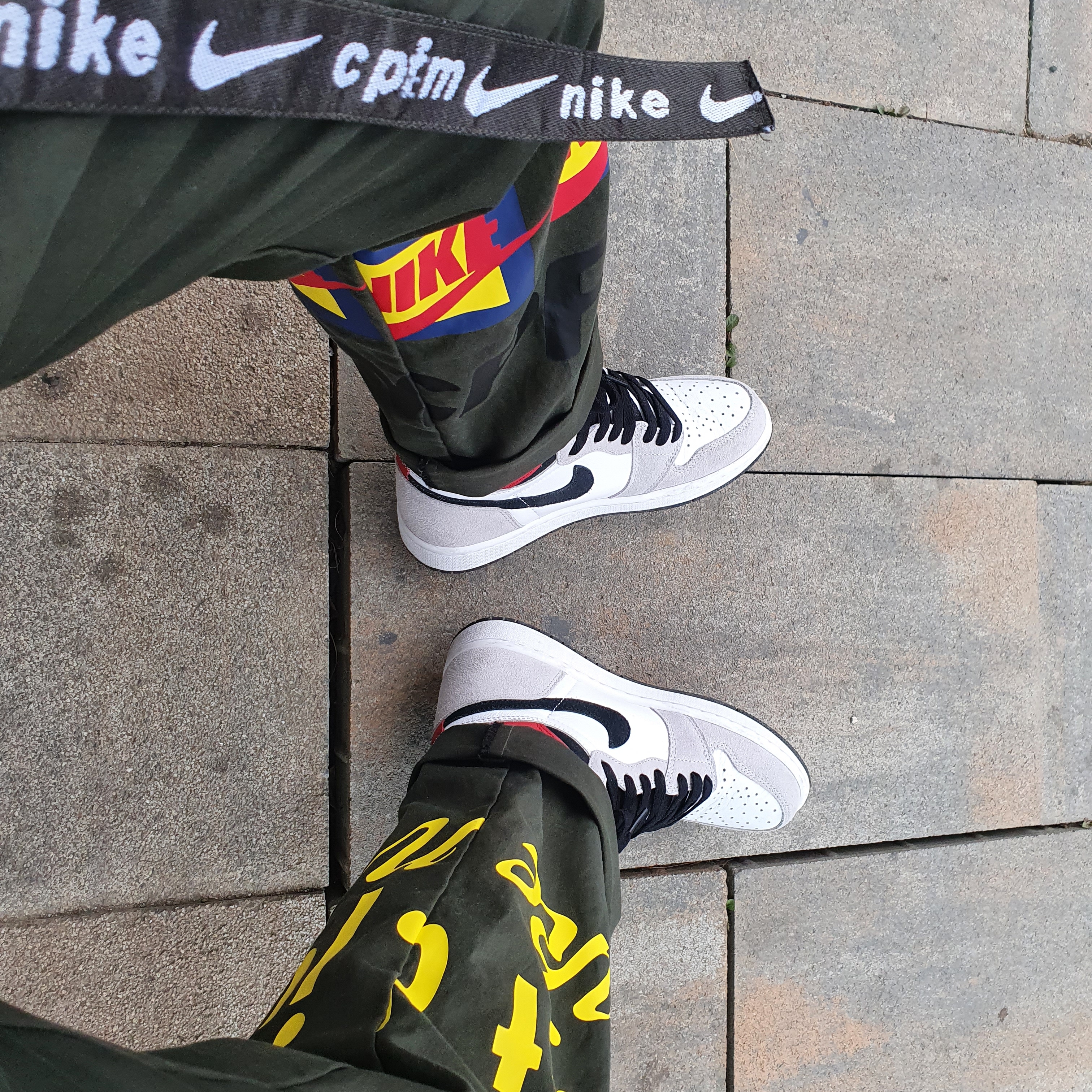 Jordan 1 Retro High OG Light Smoke Grey, Nike x Cactus Plant Flea Market Track Pants Olive 착용 스타일 - 1