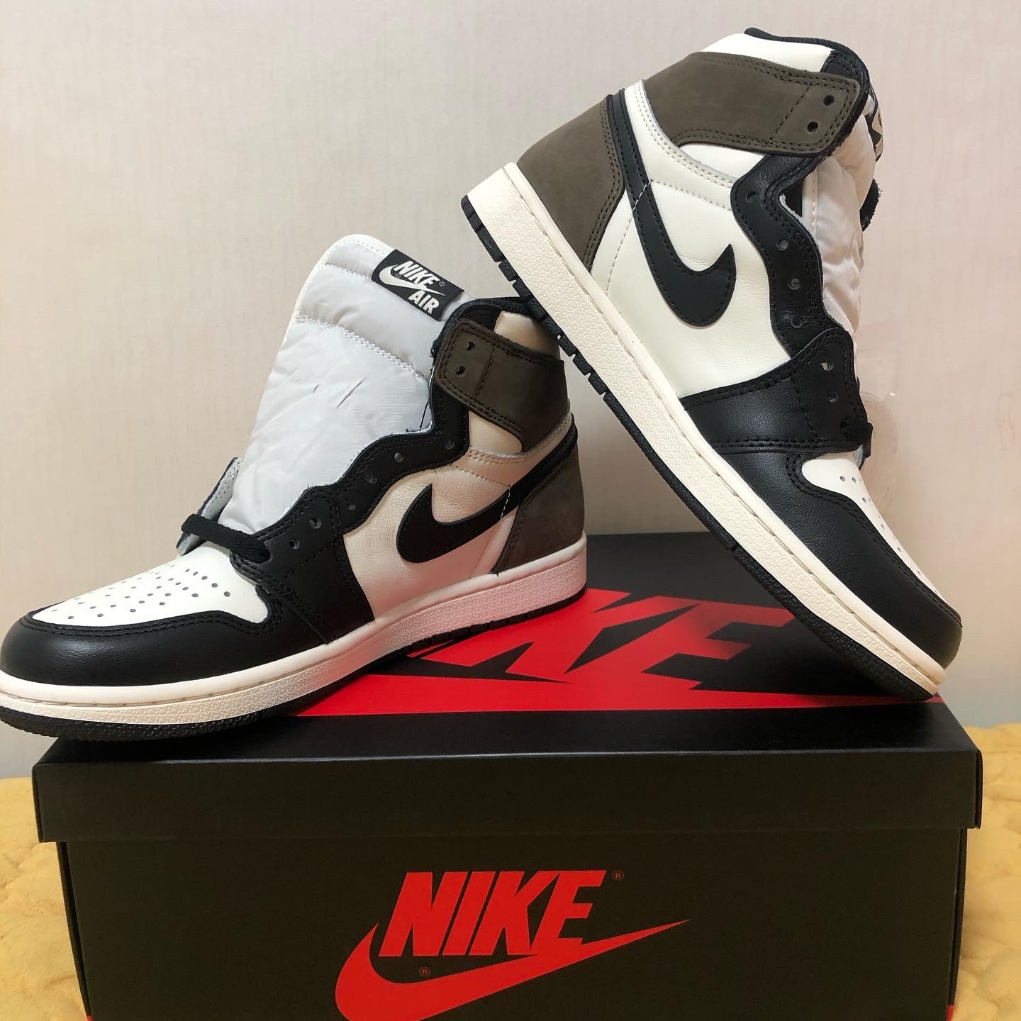 Jordan 1 Retro High OG Black Mocha 착용 스타일 - 1