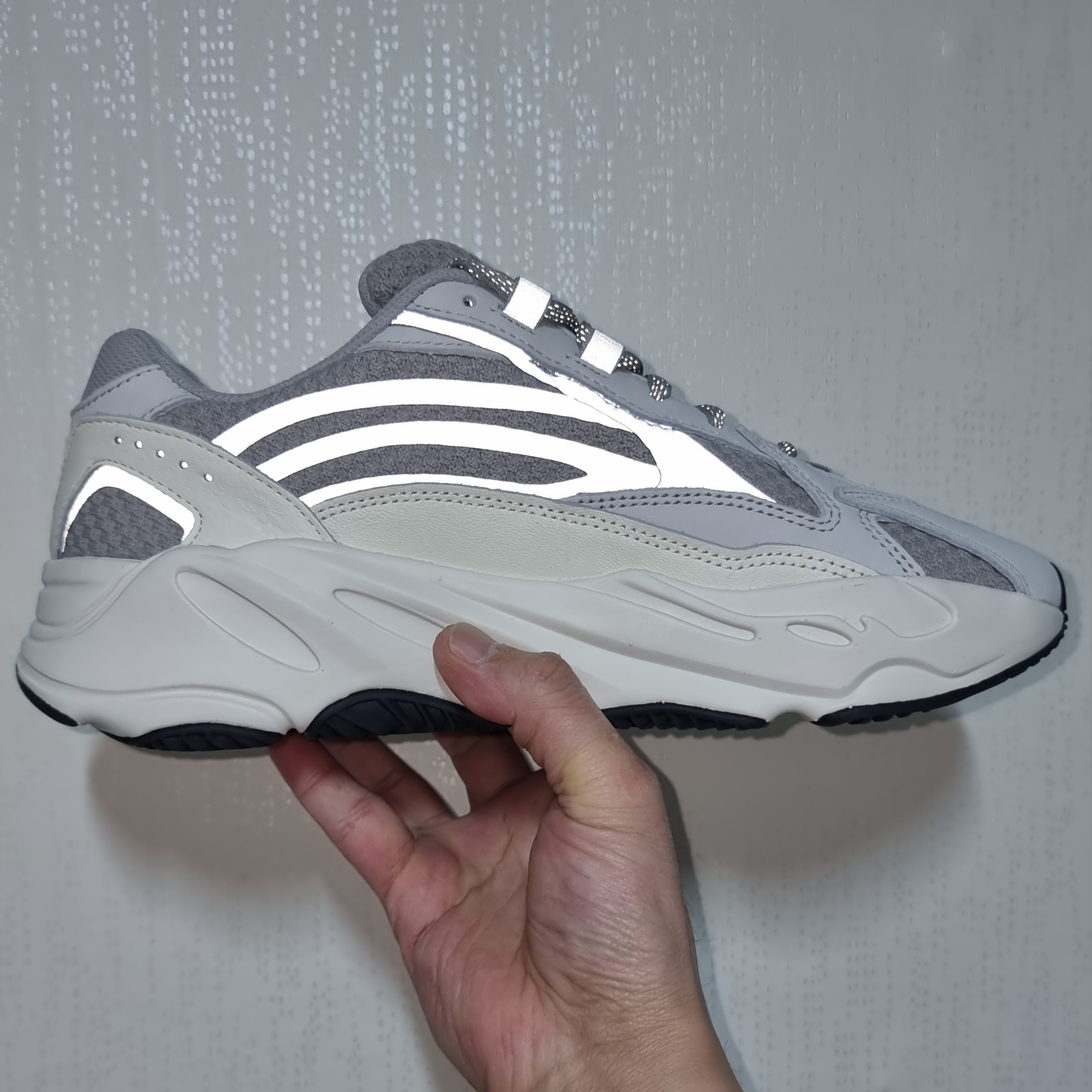 Adidas Yeezy Boost 700 V2 Static 2022 착용 스타일 - 1