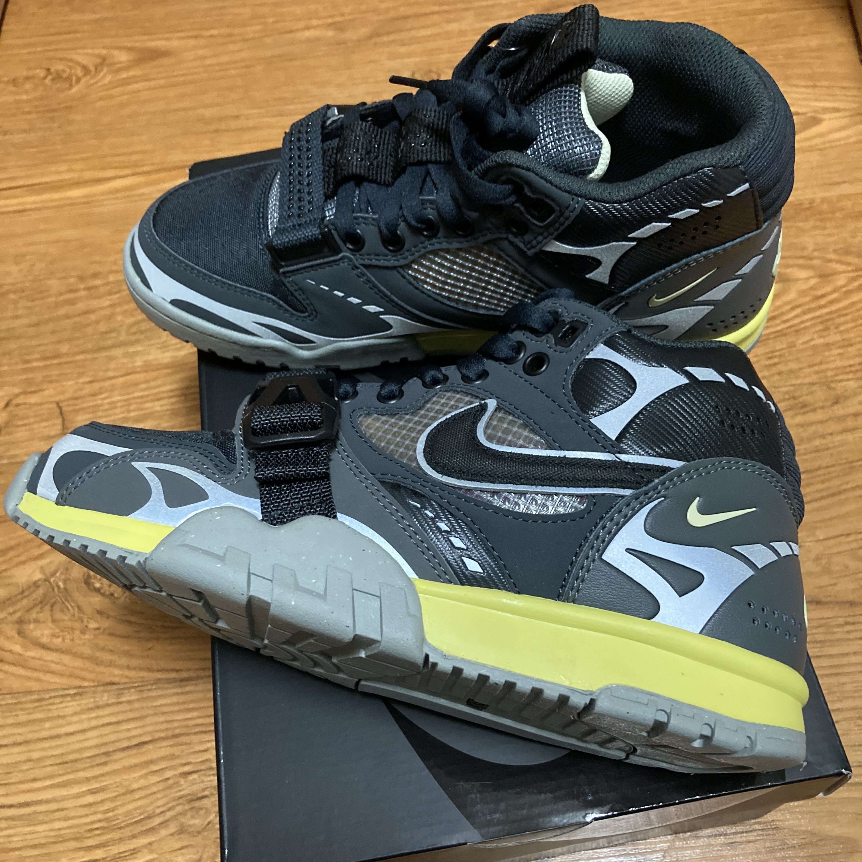 Nike Air Trainer 1 SP Dark Smoke Grey 착용 스타일 - 1