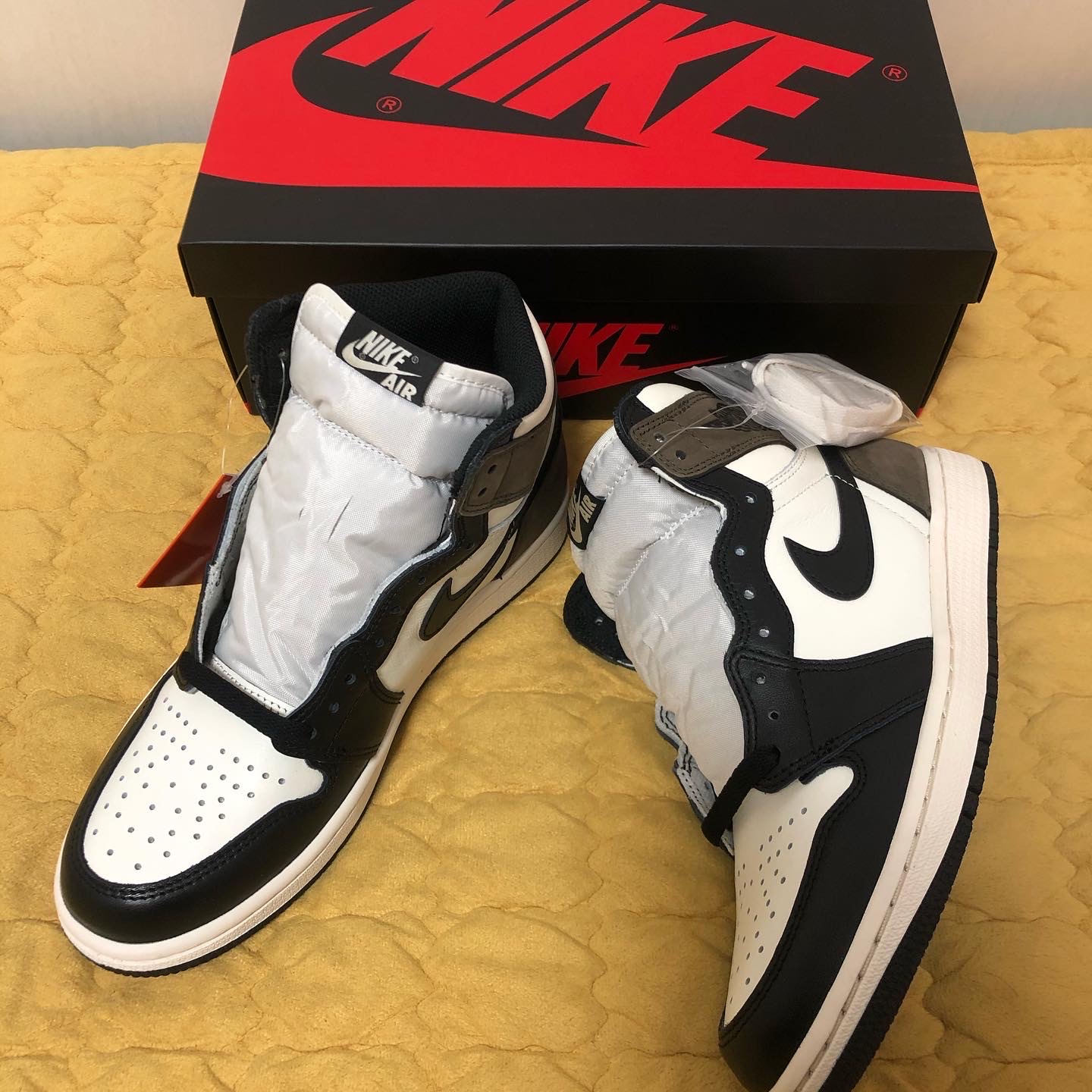 Jordan 1 Retro High OG Black Mocha 착용 스타일 - 2