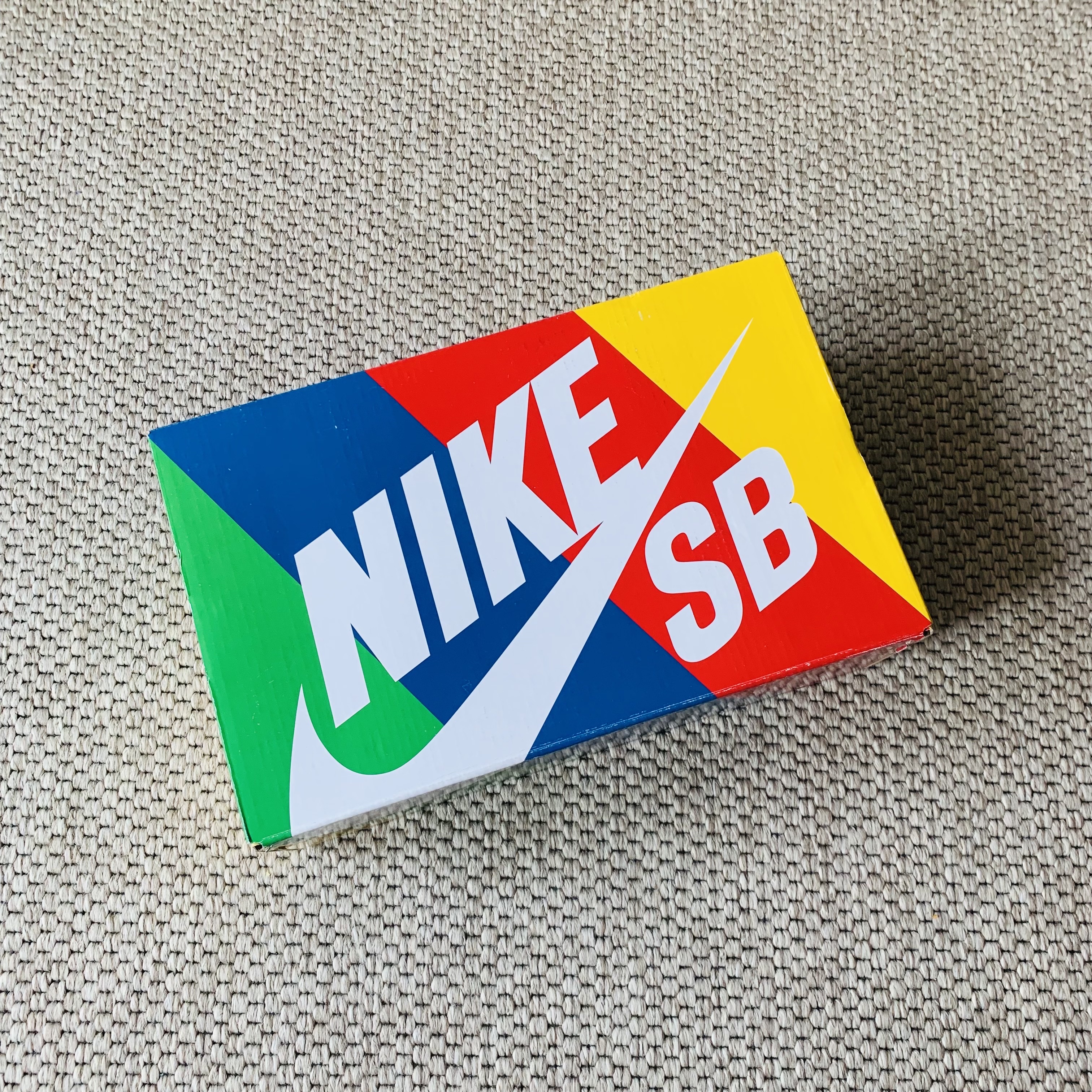 Nike x Sean Cliver SB Dunk Low Holiday Special, Nike Air Force 1 '07 Low White 착용 스타일 - 1
