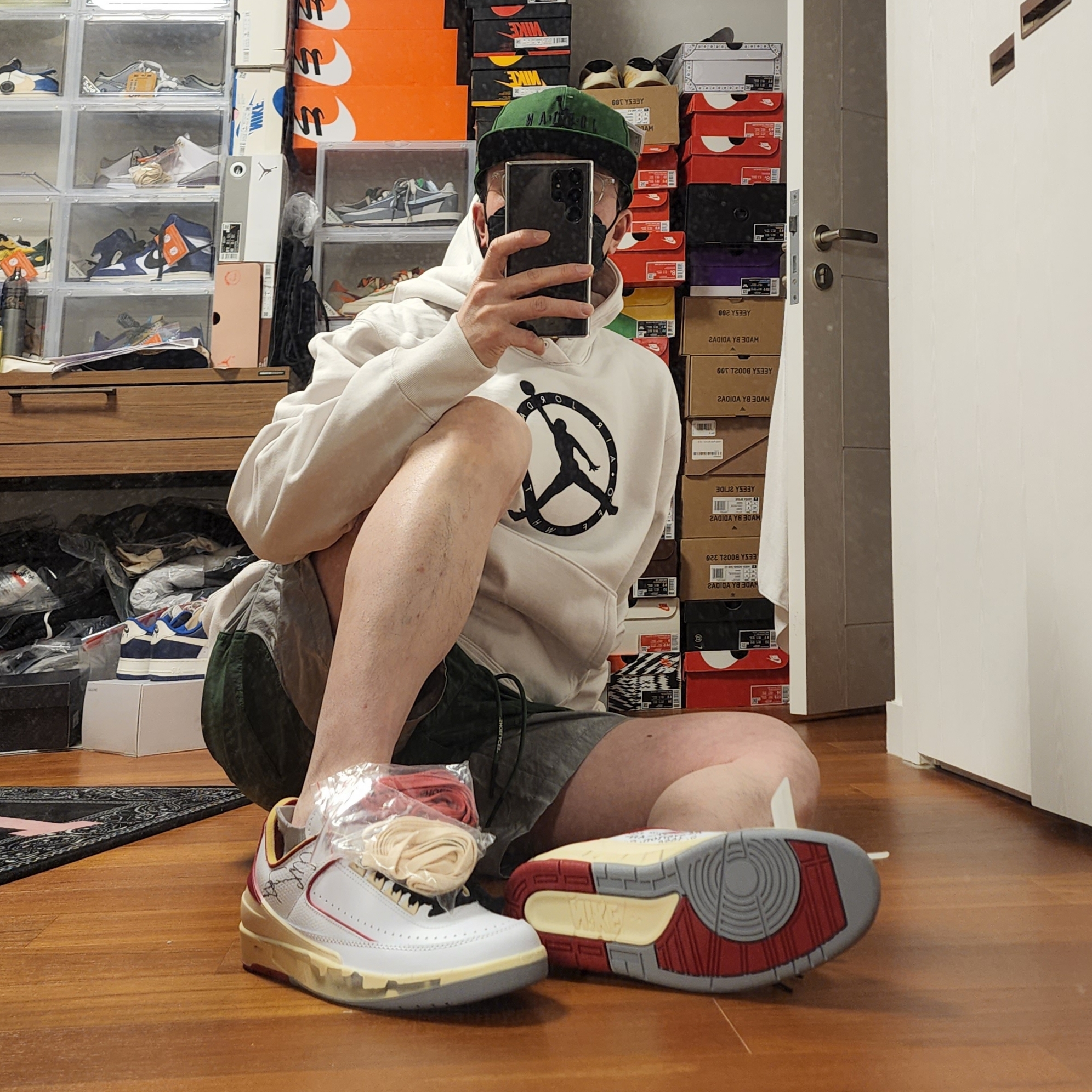 Jordan 2 x Off-White Retro Low SP White and Varsity Red, Jordan x Off-White Pro Jumpman Air Cap Forest Green 착용 스타일 - 3