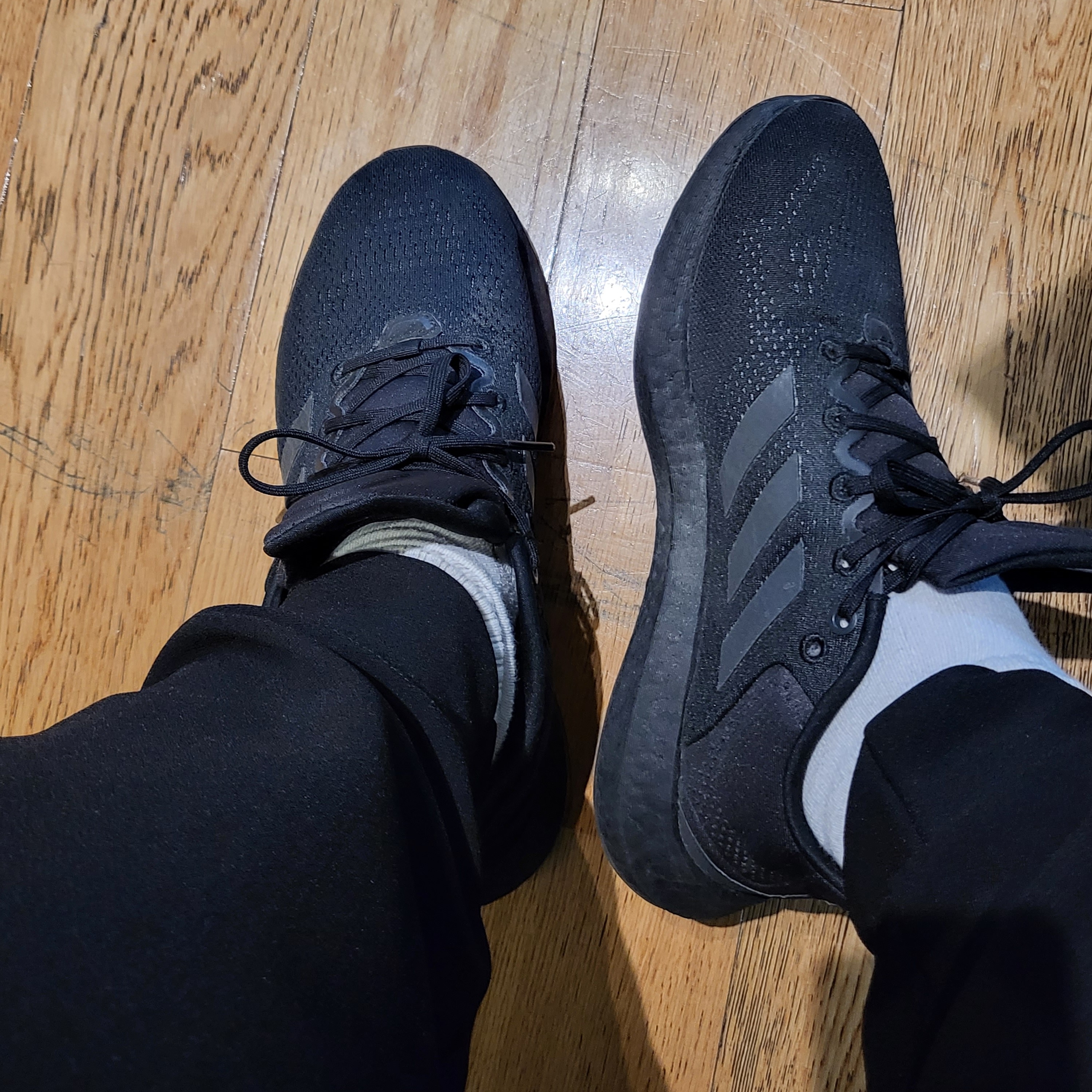 Adidas Ultraboost 4.0 Triple Black 착용 스타일