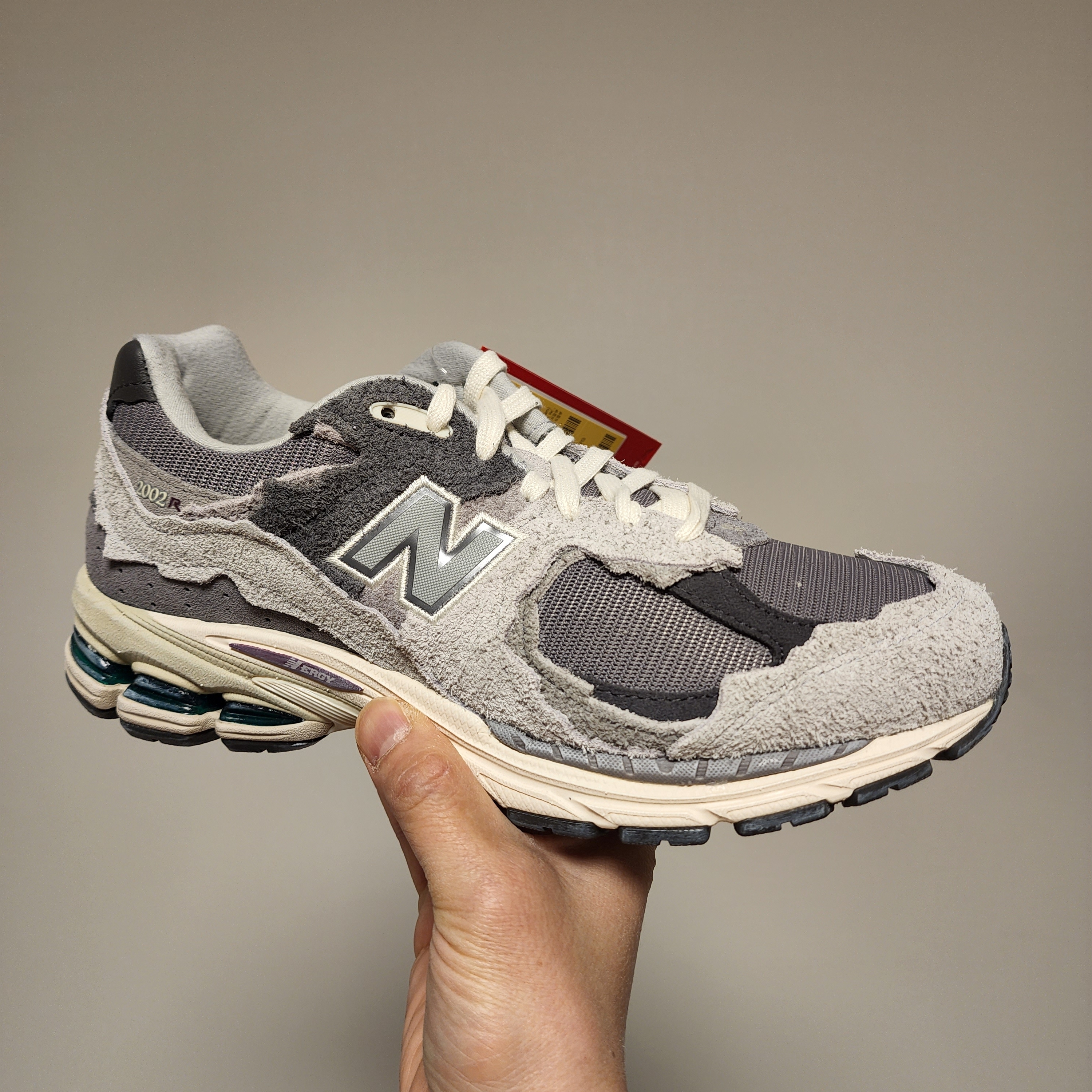 New Balance 2002R Protection Pack Rain Cloud 착용 스타일 - 1