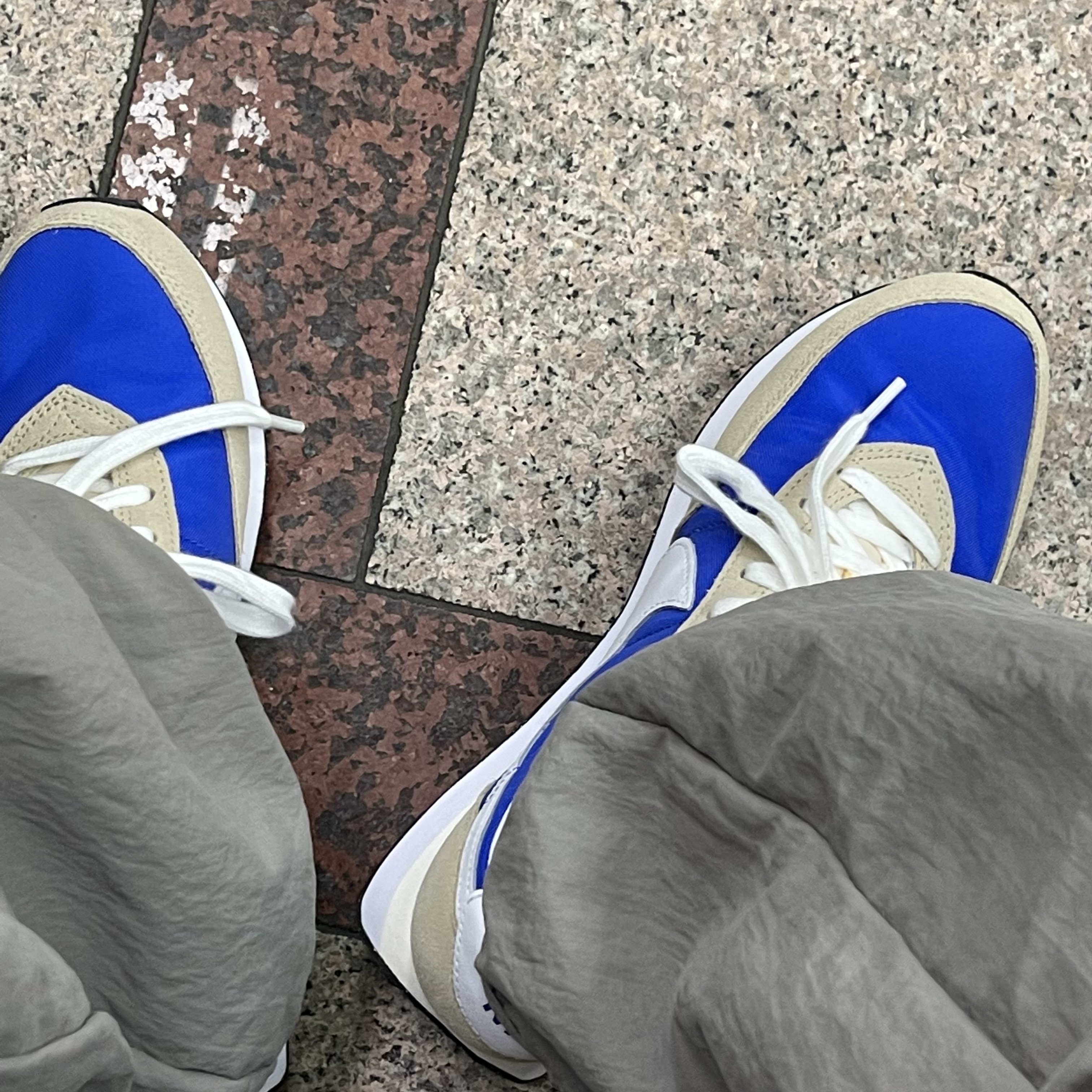 Nike Waffle Trainer 2 Hyper Royal Rattan 착용 스타일 - 1