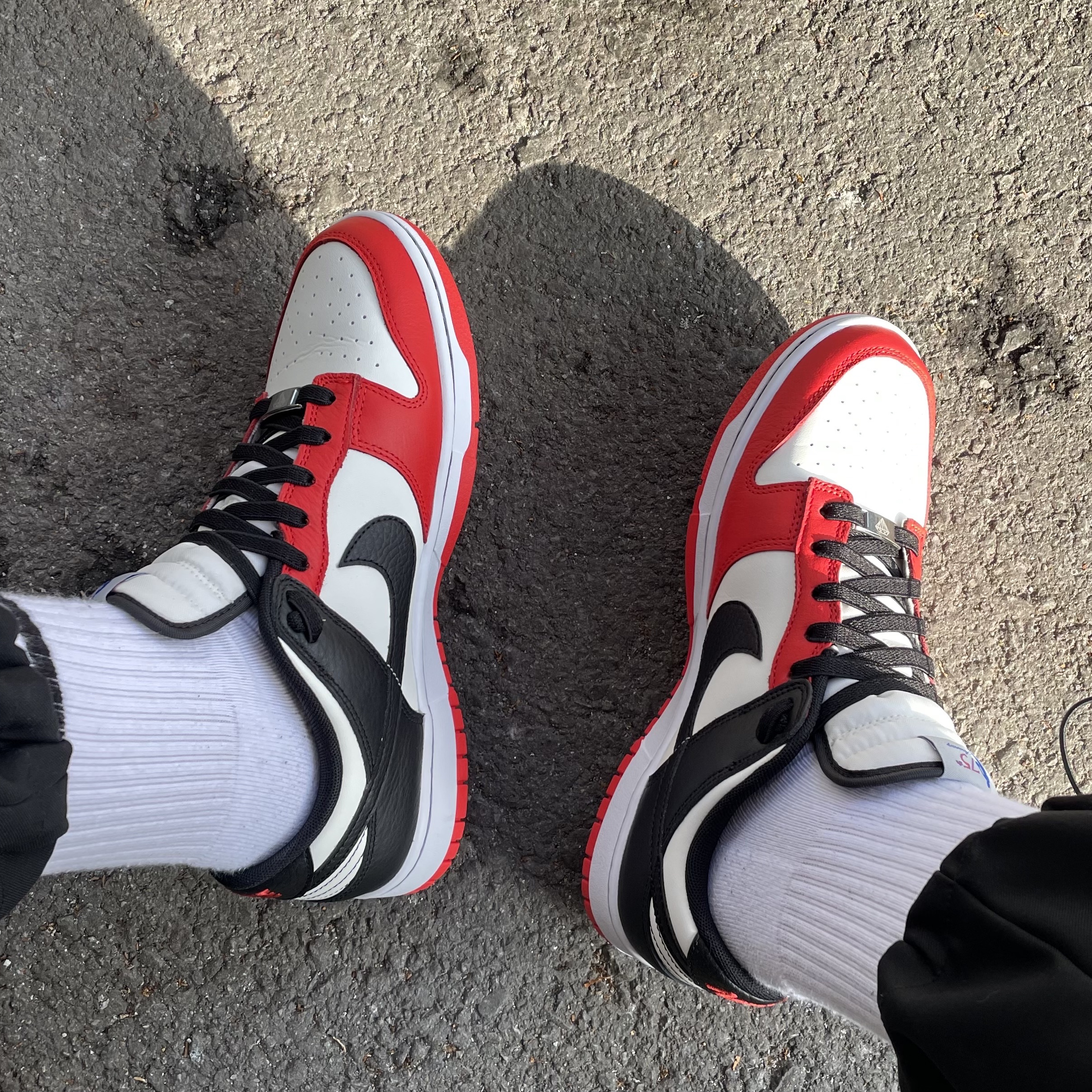 Nike x NBA Dunk Low Retro EMB Black and Chile Red 착용 스타일 - 1